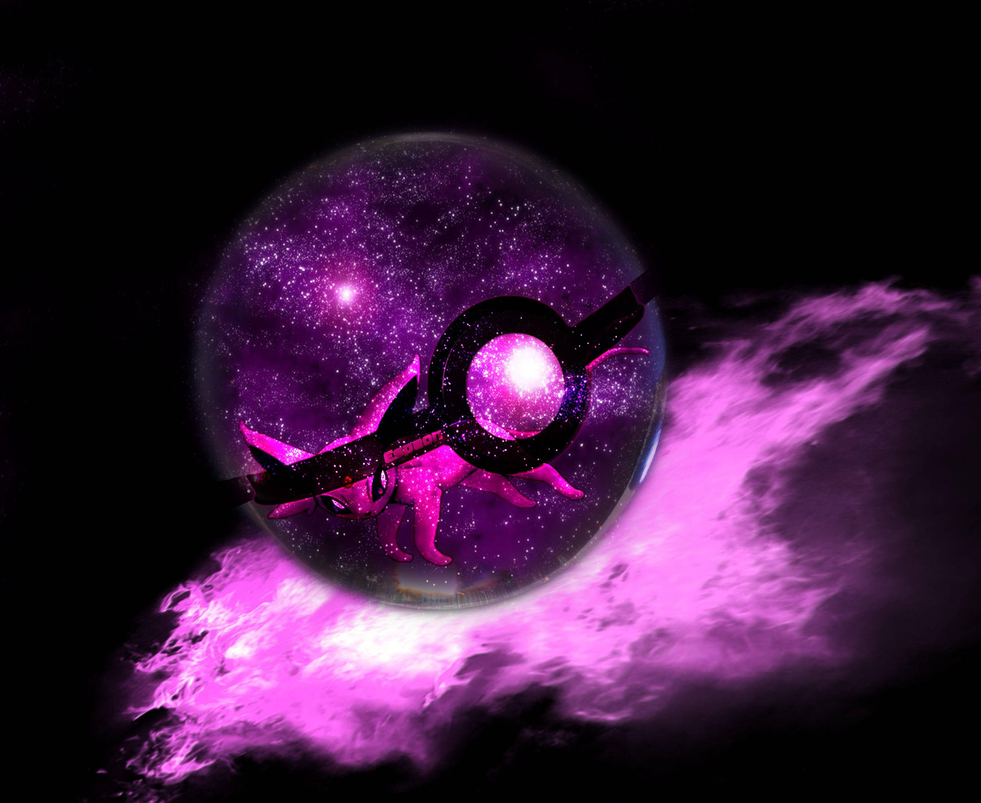 精靈球 桌布 壁紙 — 一個發光的紫色宇宙球體，內部佈滿星星，並在黑暗虛空中有一個風格化的龍形剪影。