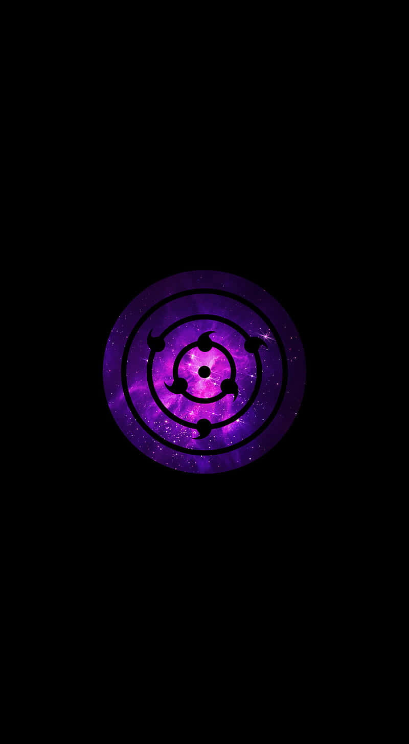 Rinnegan 桌布 壁紙 — 一個發光的紫色宇宙眼睛符號，帶有黑色同心環，在佈滿星辰的虛空背景中脈動。