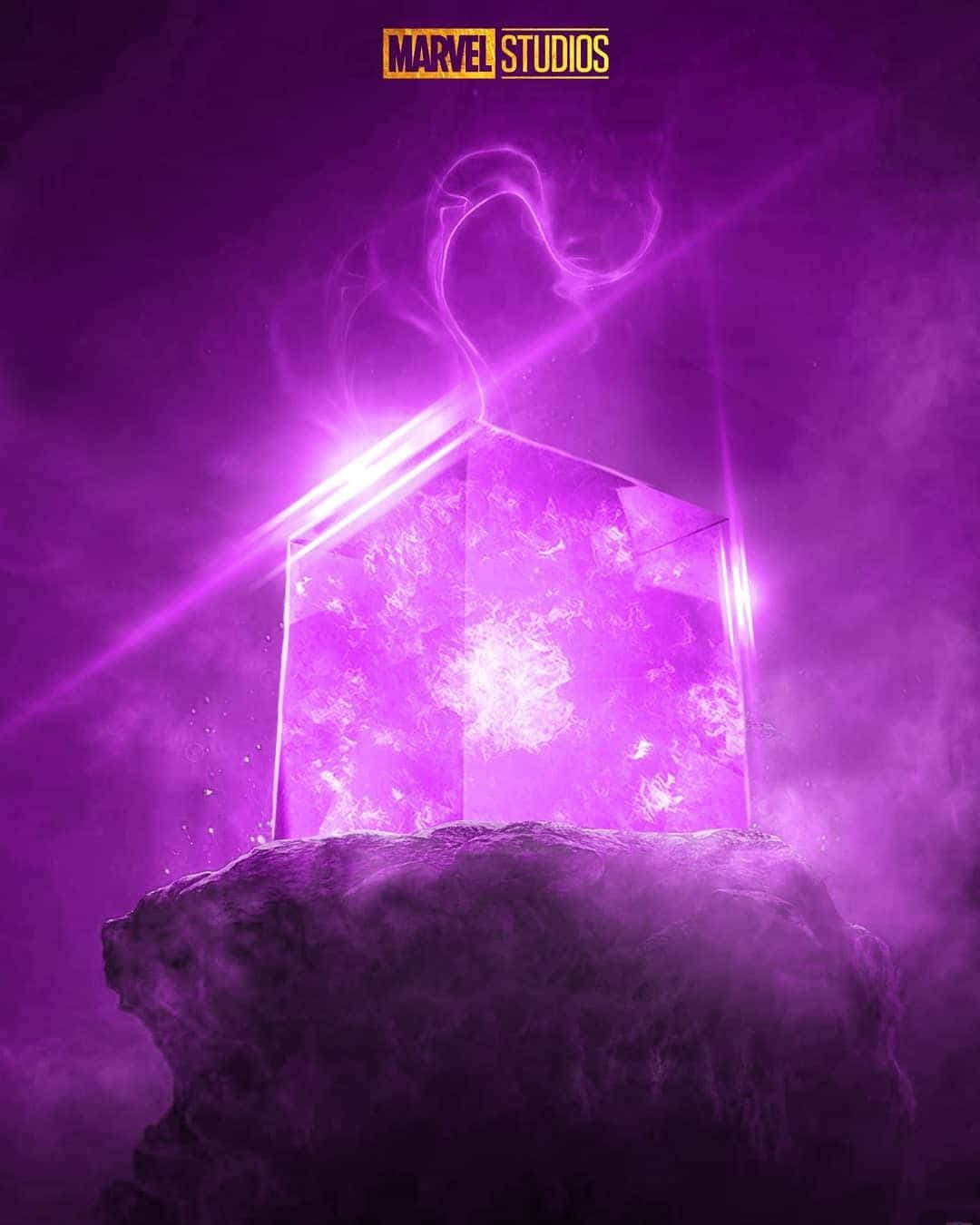 Power Stone 桌布 壁紙 — 一個發光的紫色宇宙立方體從岩石基座上散發能量，映襯著煙霧瀰漫的紫色虛空。