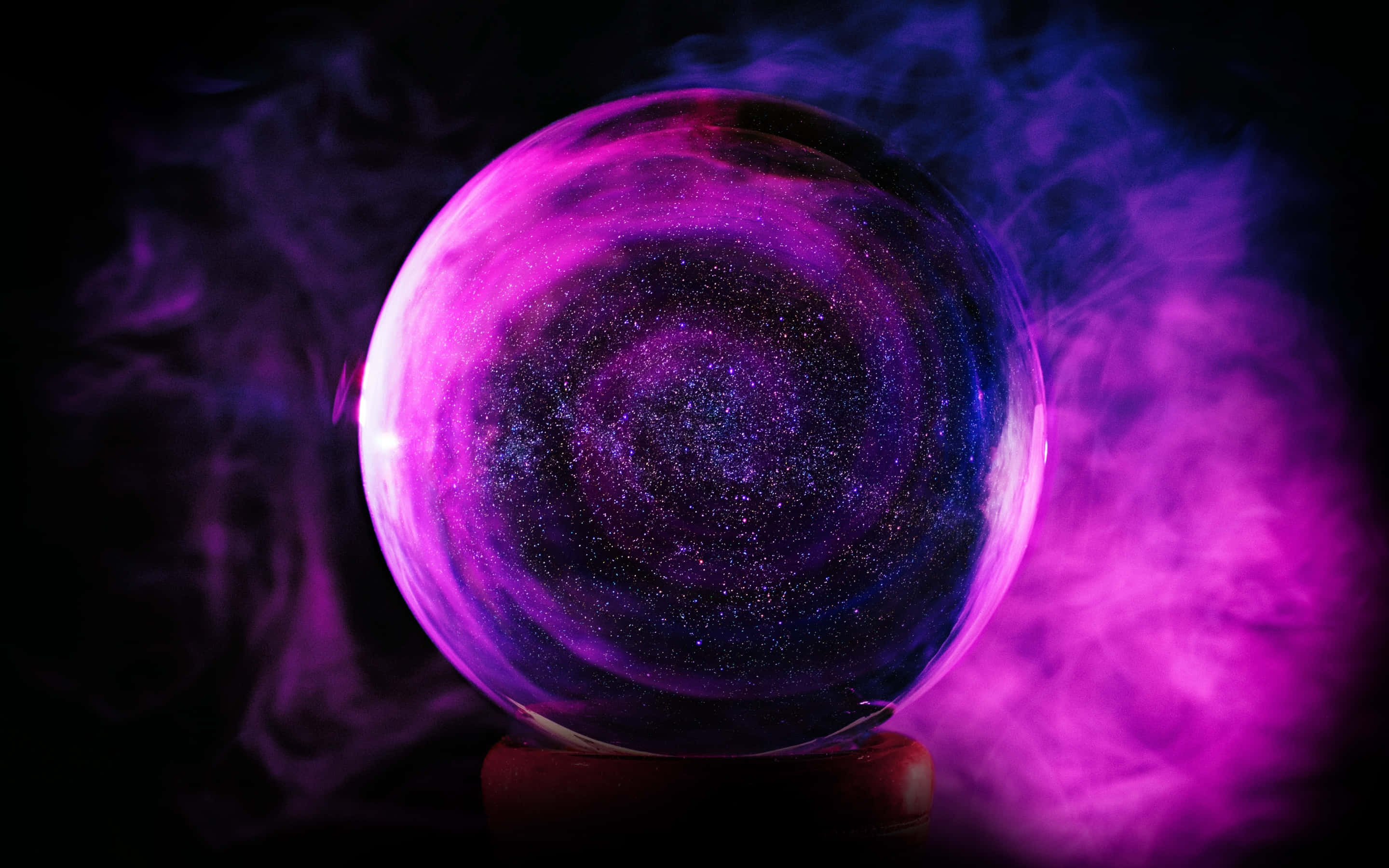 水晶 桌布 壁紙 — 一個發光的紫色水晶球，充滿旋轉的宇宙星體和星雲，被虛幻的煙霧環繞，背景為深色。