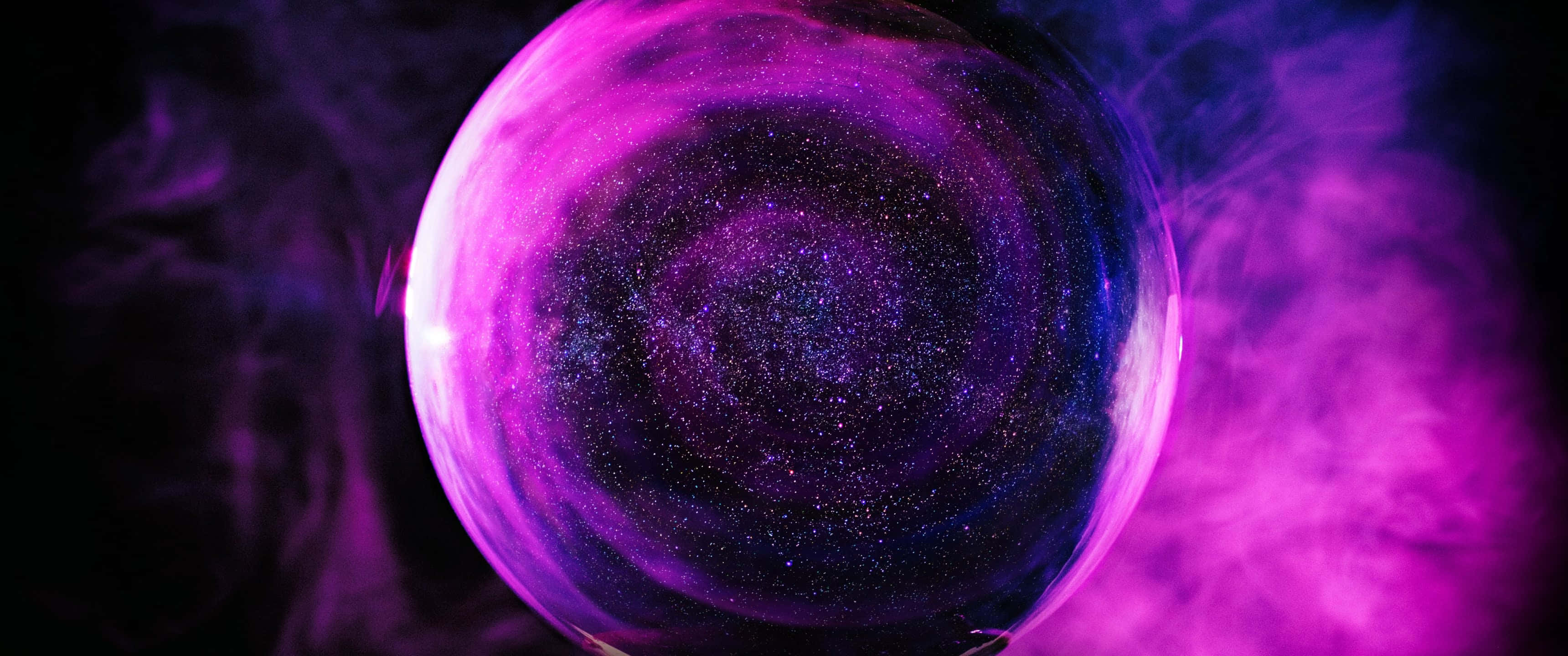Purple Smoke 桌布 壁紙 — 一個發光的紫色球體，充滿旋轉的宇宙塵埃和星星，漂浮在煙霧狀星雲中，背景是黑暗虛空。