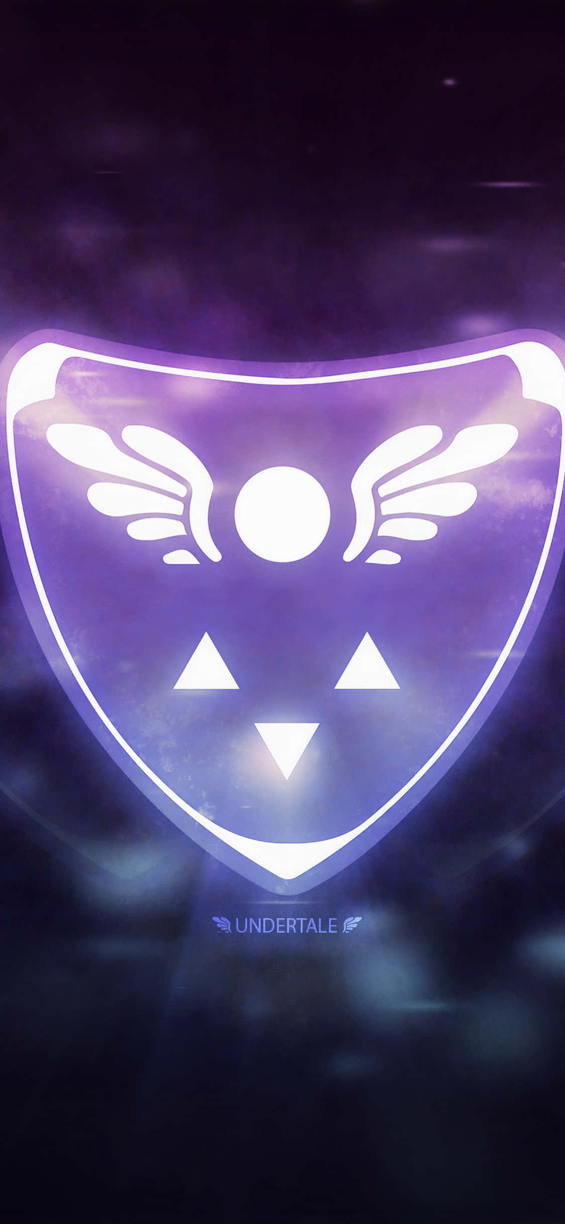 Deltarune 桌布 壁紙 — 一個發光的紫色盾牌徽章，帶有翅膀和三角形，在宇宙紫色背景上散發光芒。