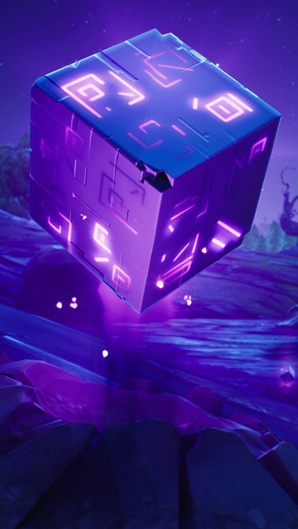 Purple Gaming 桌布 壁紙 — 一個發光的紫色立方體帶有霓虹電路圖案，懸浮在岩石地形上空，背景是繁星點點的夜空。