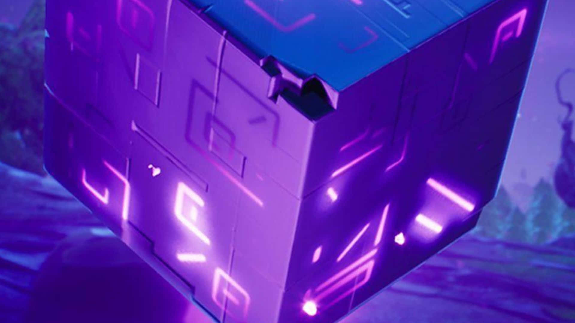 HD Gaming 桌布 壁紙 — 一個發光的紫色立方體帶有霓虹電路圖案，在暮色中漂浮在迷霧數位森林中。