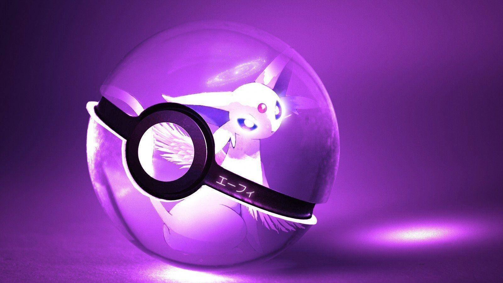 Pokeball 桌布 壁紙 — 一個發光的紫色精靈球內含虛幻的白色寶可夢太陽伊布，眼睛發光，映襯著絢麗的紫色背景。