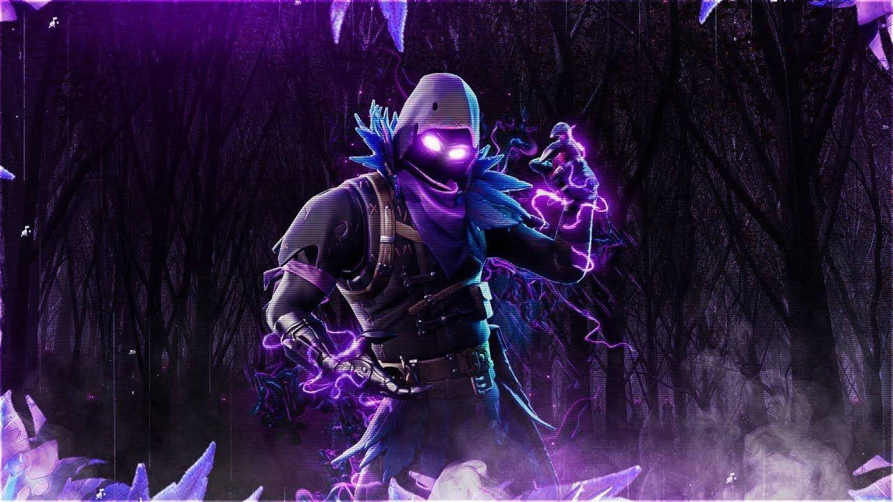 Fortnite iPad 桌布 壁紙 — 一個發光的紫色裝甲人物，眼睛發光，在黑暗陰森的森林中引導電能。