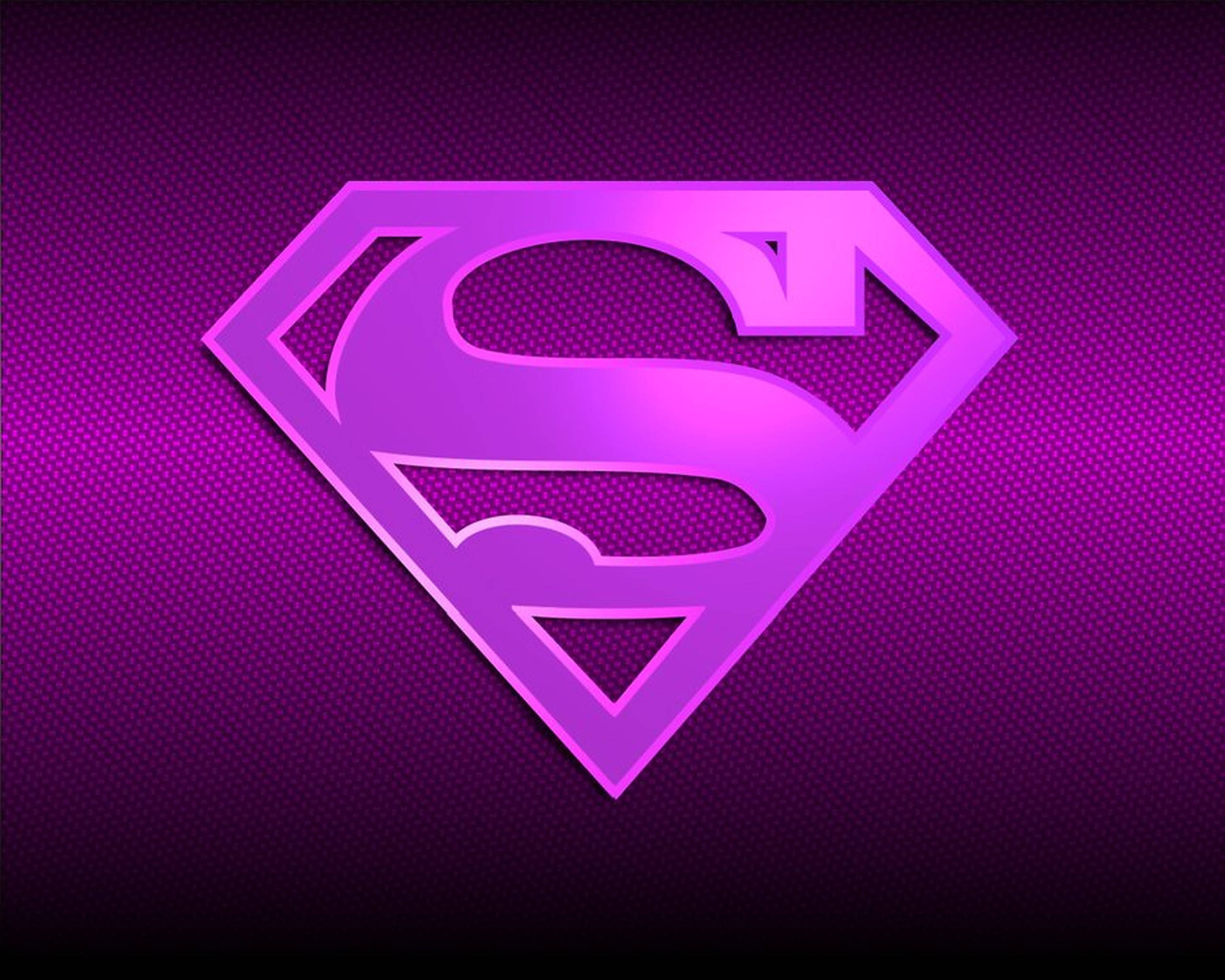 Superwoman 桌布 壁紙 — 一個發光的紫色超人標誌，帶有金屬光澤，在帶有紋理的深紫色背景上格外突出。