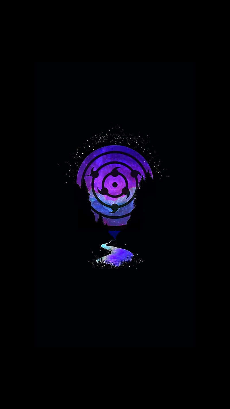 Rinnegan 桌布 壁紙 — 一個發光的紫色輪迴眼符號，在帶有閃爍粒子的黑色背景上散發宇宙能量。