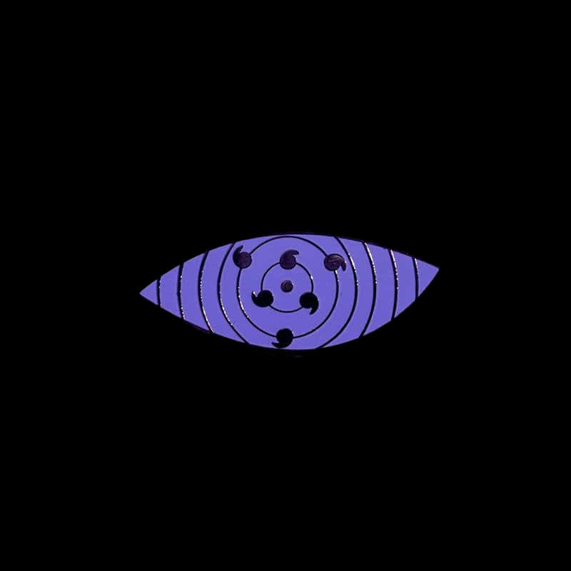 Sharingan Eyes 桌布 壁紙 — 一個發光的紫色輪迴眼符號，帶有同心圓和巴紋圖案，居中在黑色背景上。
