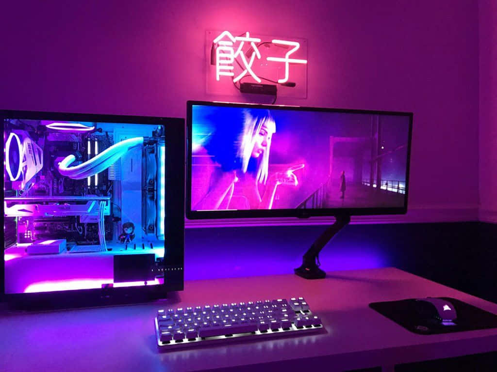 Gaming Setup 桌布 壁紙 — 一個發光的紫色遊戲設置，帶有發光的PC機箱和雙顯示器，在霓虹燈下顯示動漫風格的視覺效果。