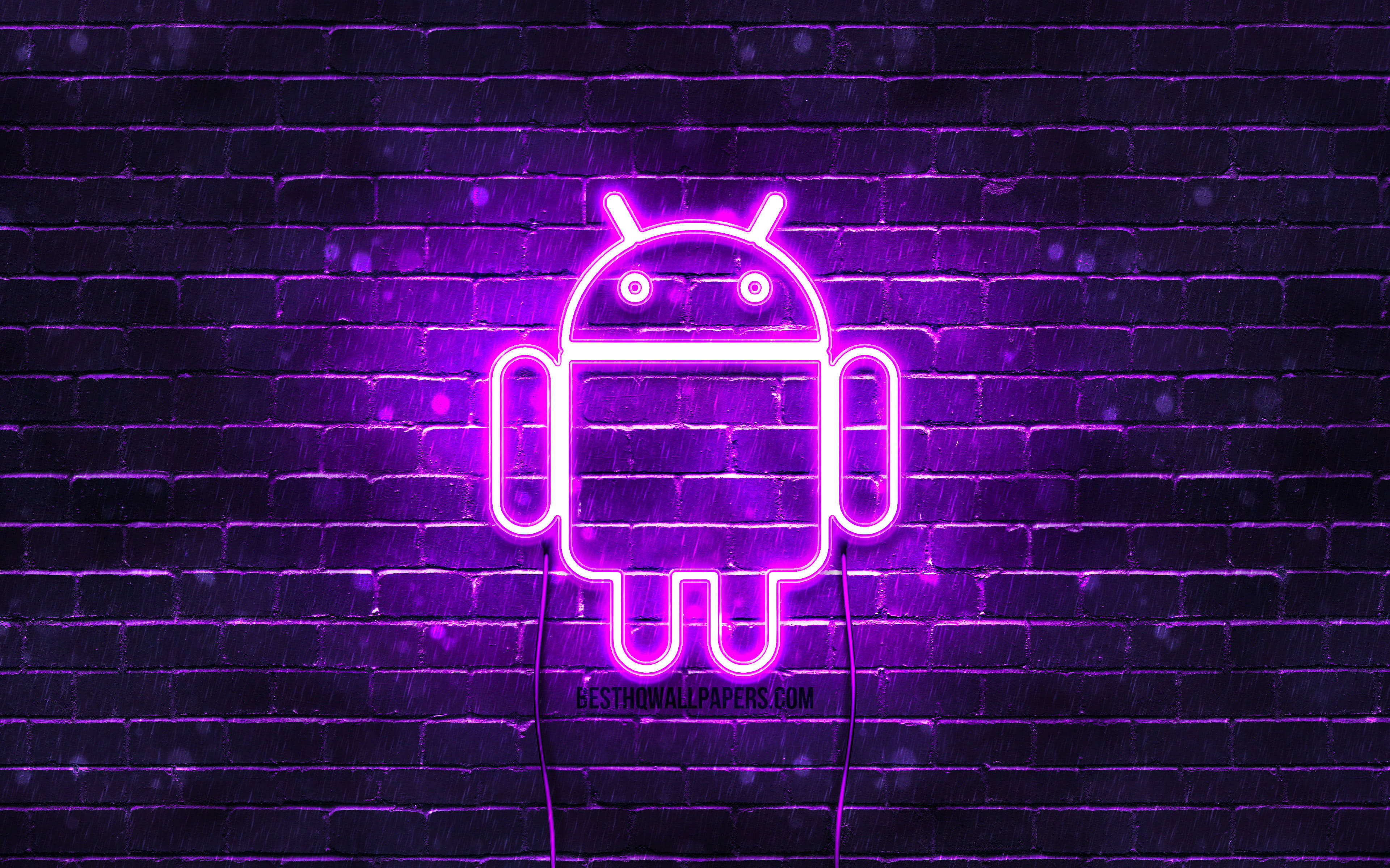 Android Desktop 桌布 壁紙 — 一個發光的紫色霓虹Android標誌照亮了黑暗的磚牆，帶有鮮豔的光反射。