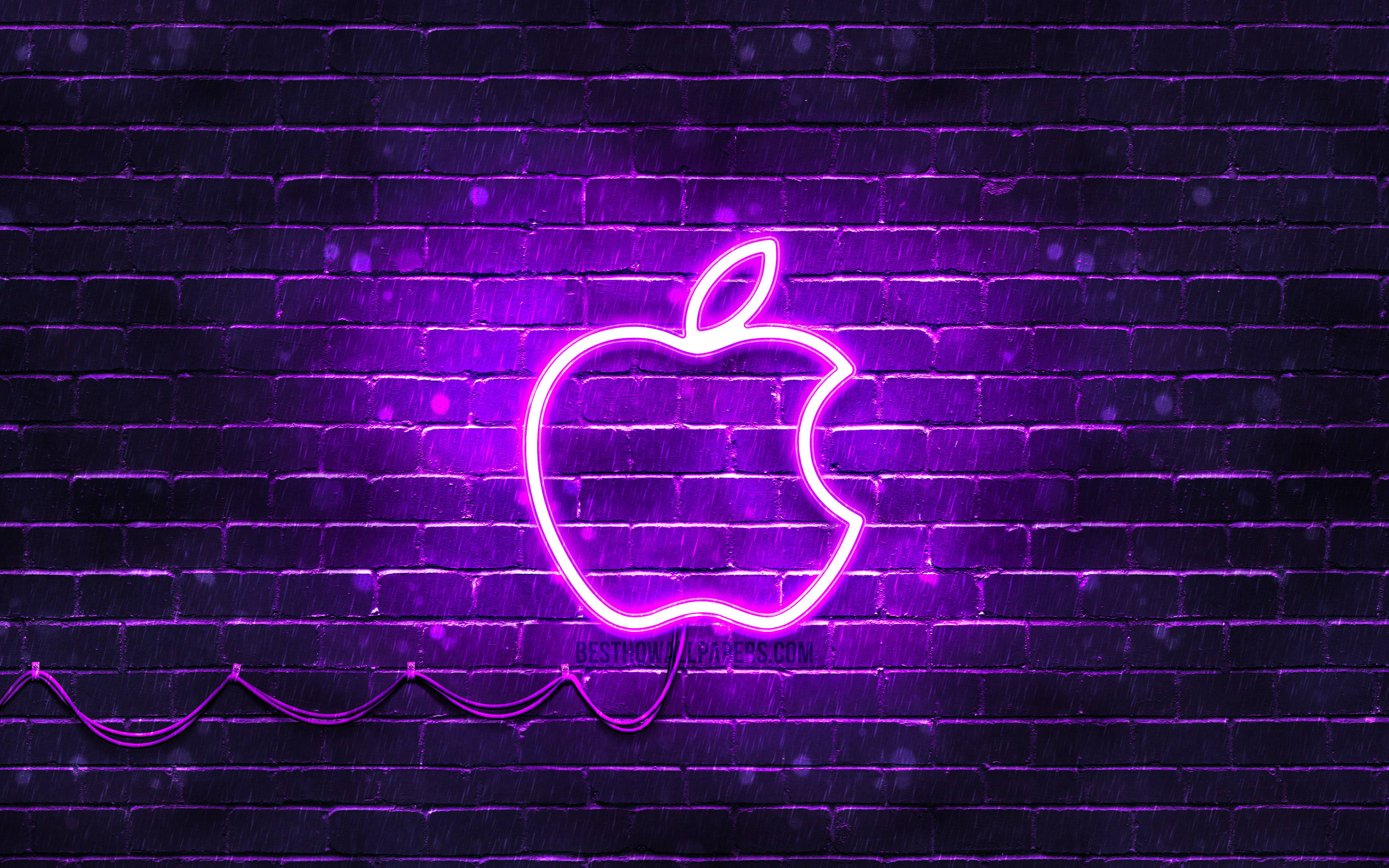 高清 桌布 壁紙 — 一個發光的紫色霓虹燈Apple標誌照亮了一面黑暗的磚牆，雨水沿著牆面流下。