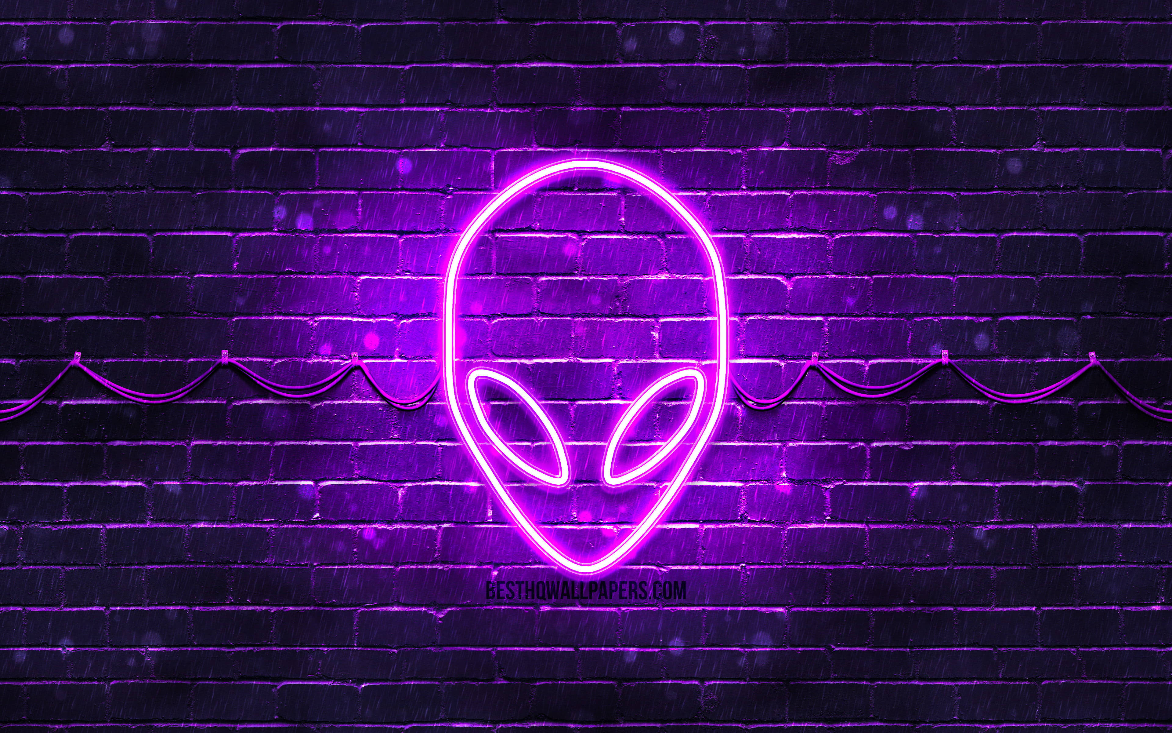 Violet Aesthetic 桌布 壁紙 — 一個發光的紫色霓虹燈外星人頭標誌照亮了黑暗的磚牆，周圍有雨滴落下。