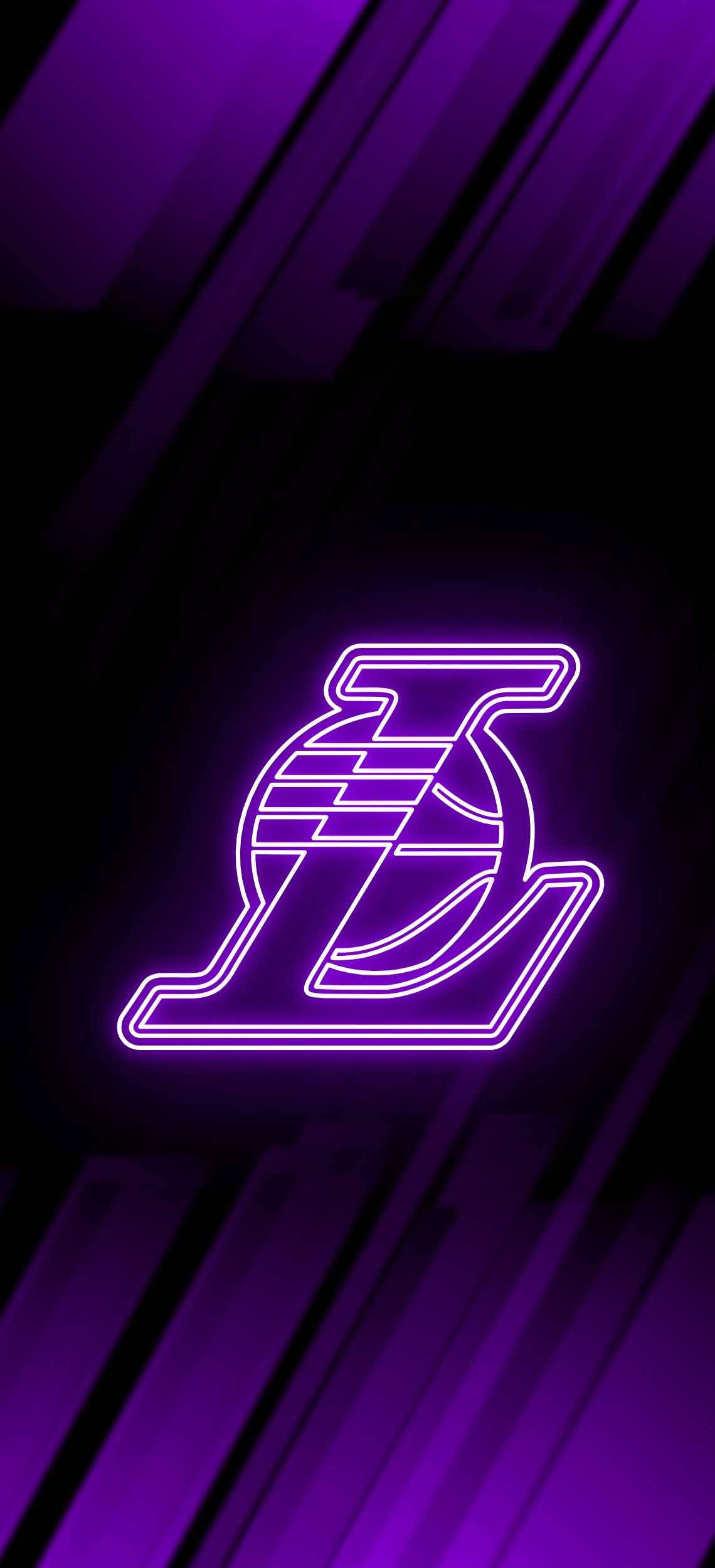 Lakers iPhone 桌布 壁紙 — 一個發光的紫色霓虹燈洛杉磯湖人隊標誌，置於帶有對角光線條的深色抽象背景中央。