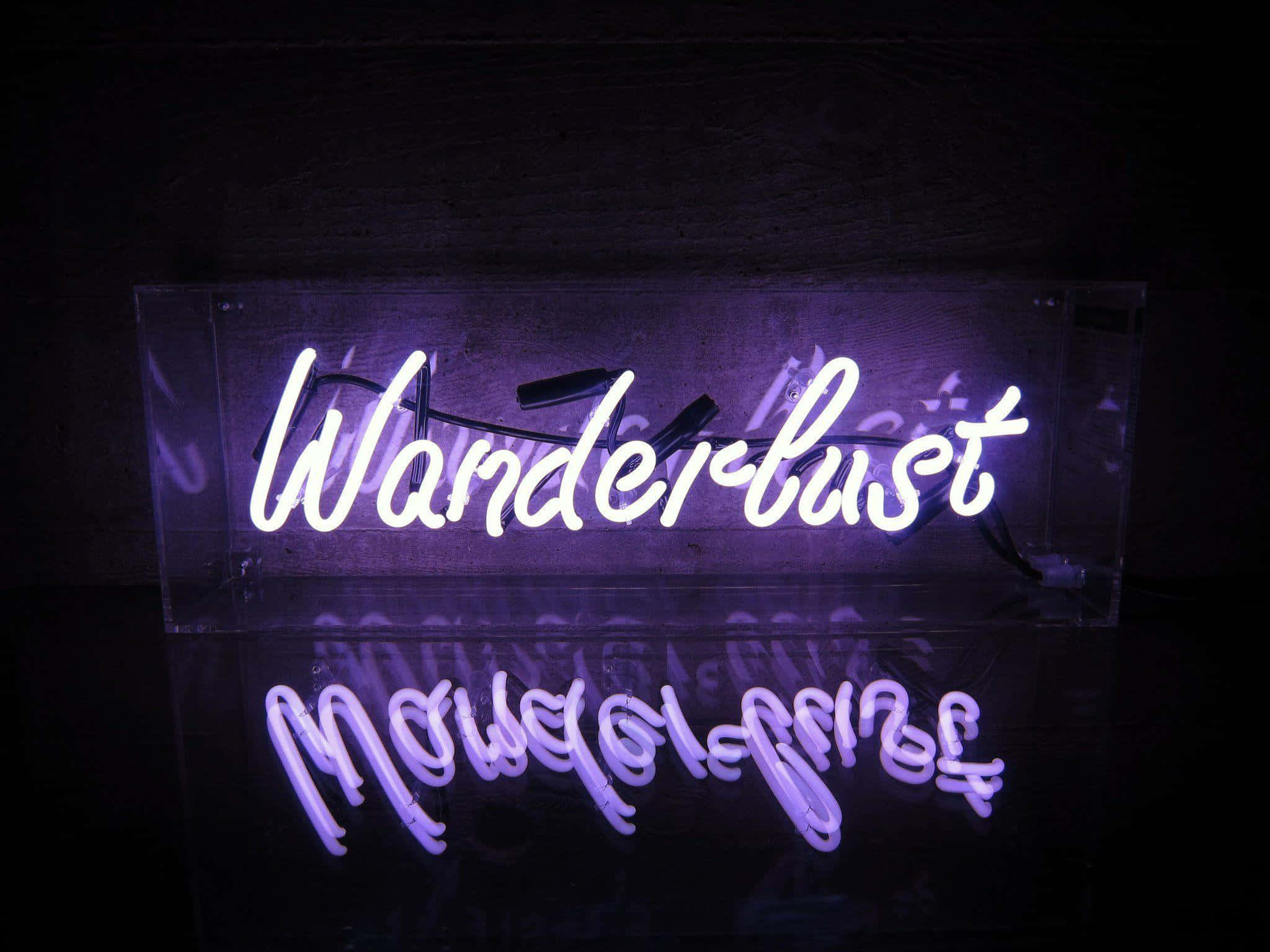 neon sign 桌布 壁紙 — 一個發光的紫色霓虹燈牌，上面寫著「Wanderlust」，在木質背景襯托下，於深色光滑表面上投射出鮮豔的倒影。