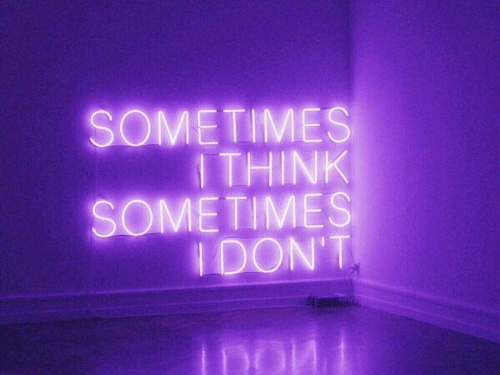 桌布 壁紙 — 一個發光的紫色霓虹燈牌，上面寫著「SOMETIMES I THINK SOMETIMES I DON'T」，位於光線昏暗、地板反光的房間內。