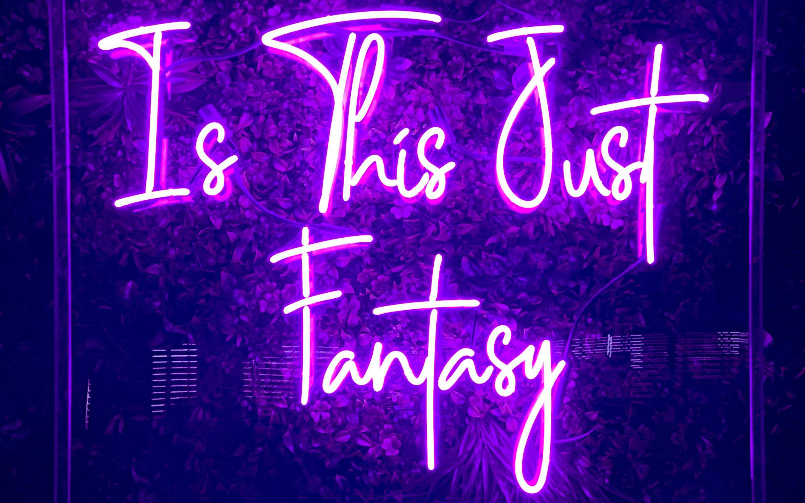 Quote 桌布 壁紙 — 一個發光的紫色霓虹燈牌，上面寫著「Is This Just Fantasy」，在夜間照亮了黑暗的葉牆。