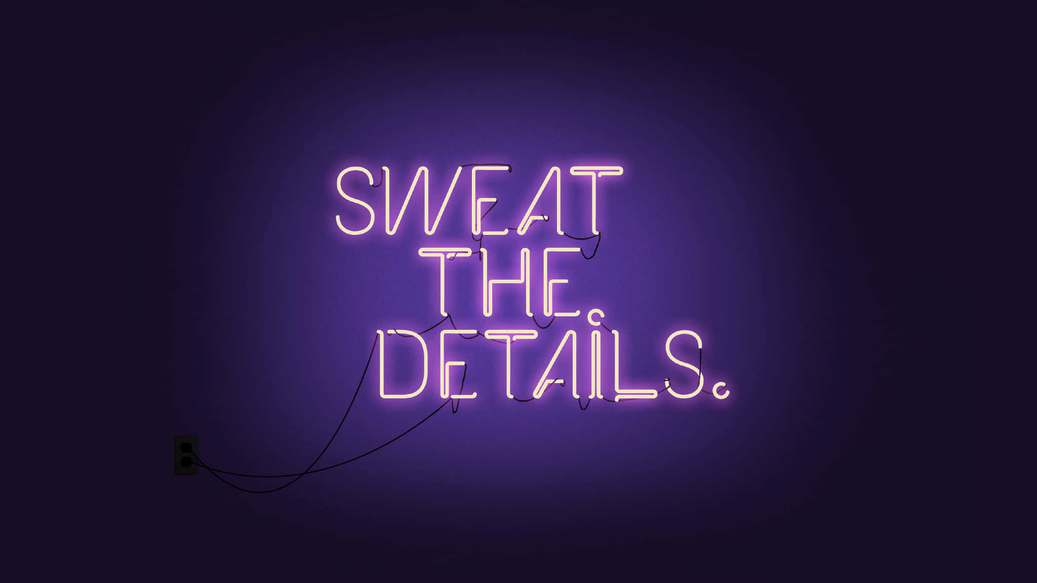 Self Motivation 桌布 壁紙 — 一個發光的紫色霓虹燈牌在暗牆上顯示「sweat the details」，牆上可見電線和插座。
