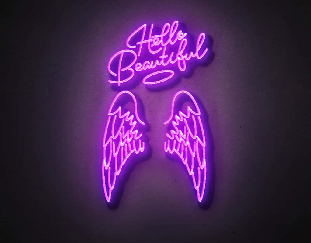 Beautiful Neon 桌布 壁紙 — 一個發光的紫色霓虹燈牌在黑暗的牆上，天使翅膀上方寫著 Hello Beautiful。