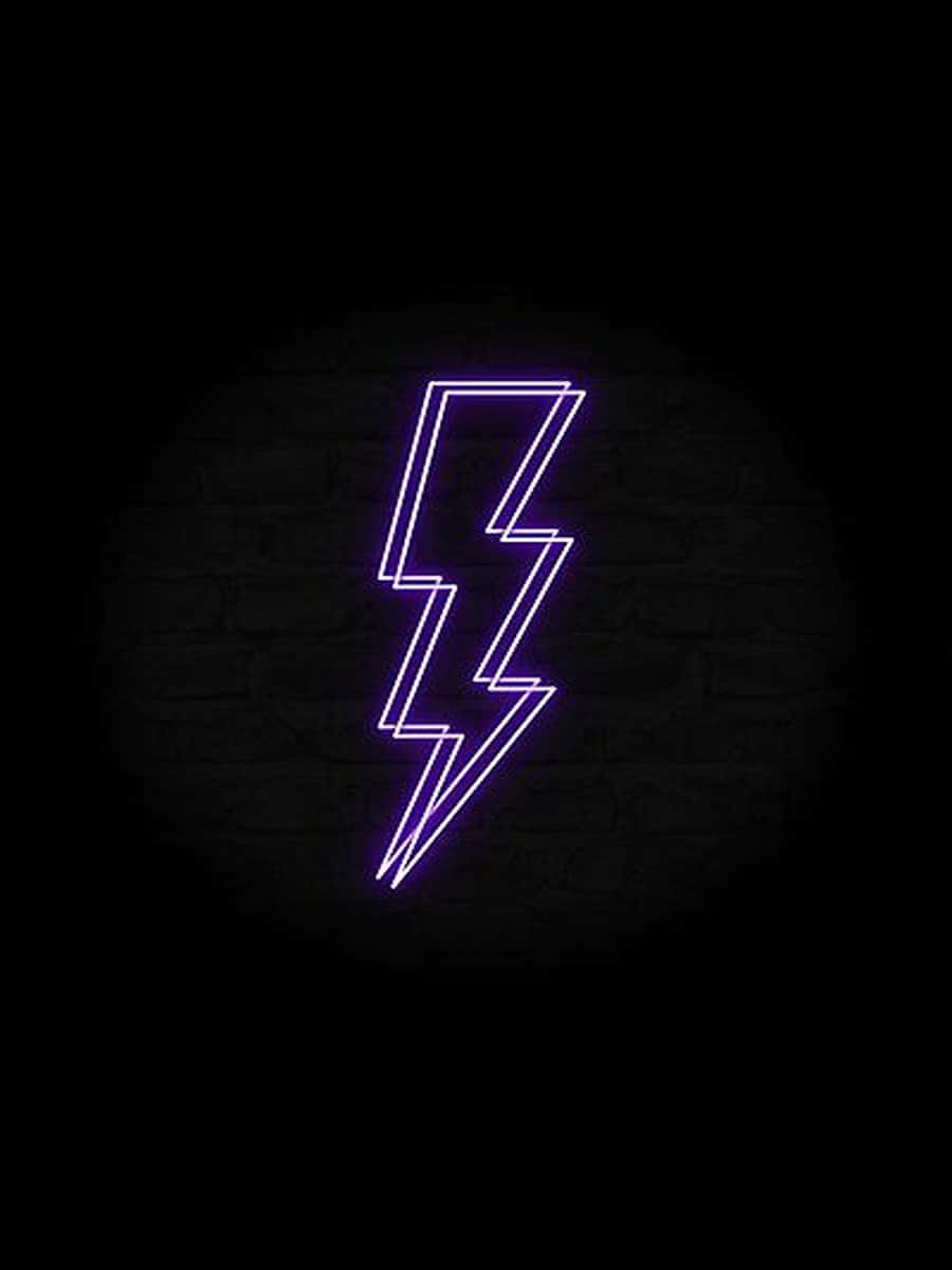 Neon Lightning 桌布 壁紙 — 一個發光的紫色霓虹閃電標誌照亮了黑暗的磚牆，營造出陰鬱的城市氛圍。