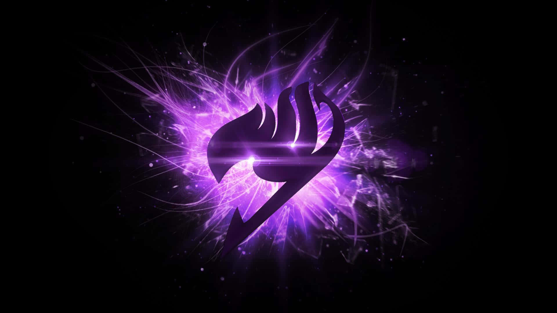 Fairy Tail Logo 桌布 壁紙 — 一個發光的紫色魔法手勢符號，在帶有閃爍粒子的黑暗宇宙背景中散發能量。