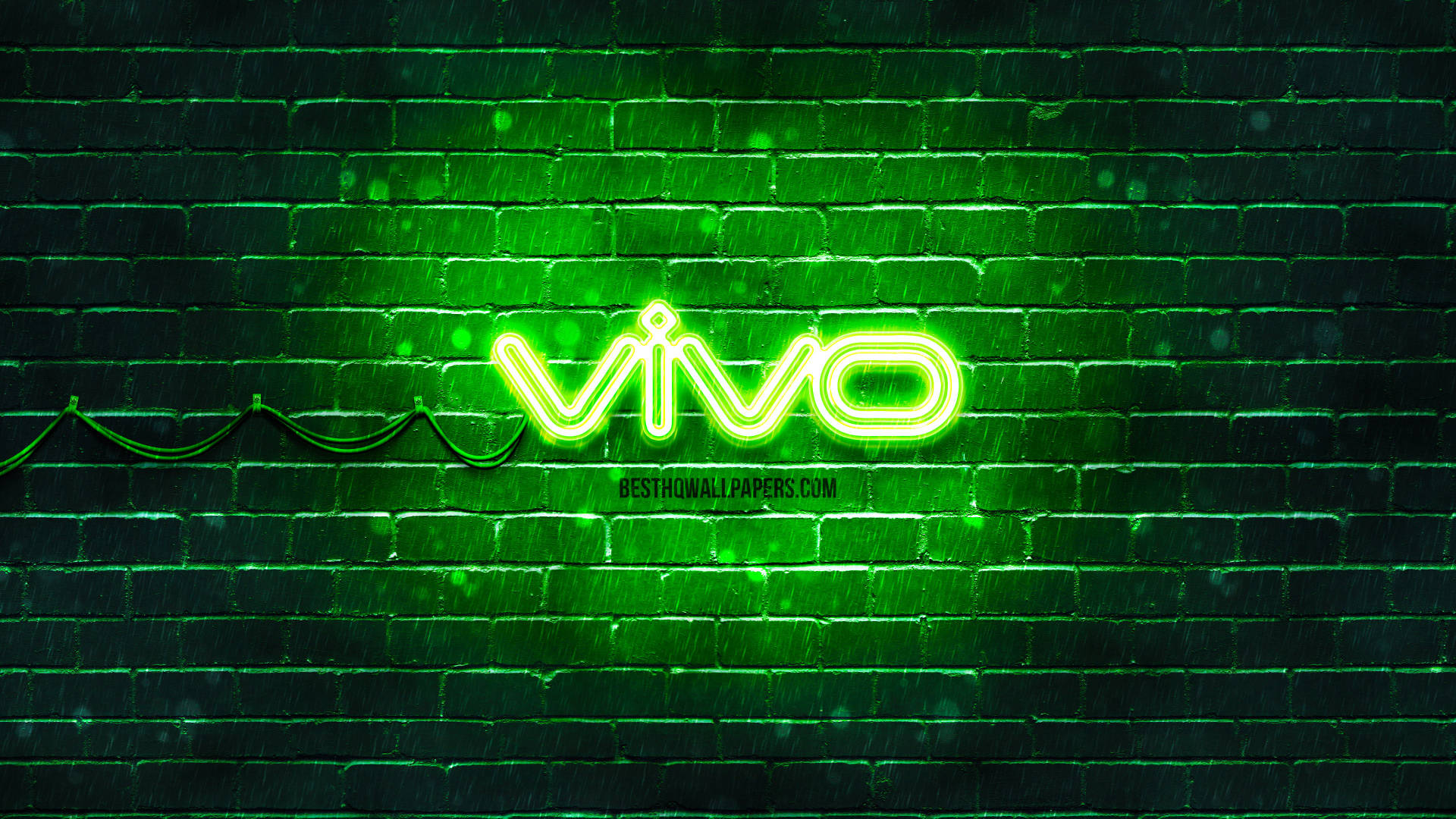 標誌 桌布 壁紙 — 一個發光的綠色 vivo 霓虹燈牌在夜間照亮濕潤的磚牆，在雨水濕滑的表面上投射出鮮豔的倒影。