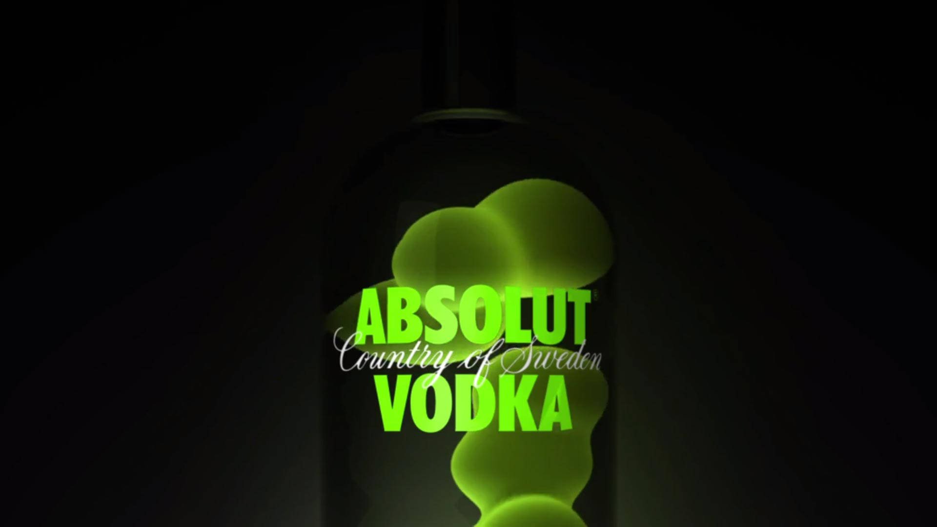 Sweden 桌布 壁紙 — 一個發光的綠色Absolut Vodka酒瓶居中立在漆黑背景上，柔和的光線突顯其標誌性形狀和粗體文字。