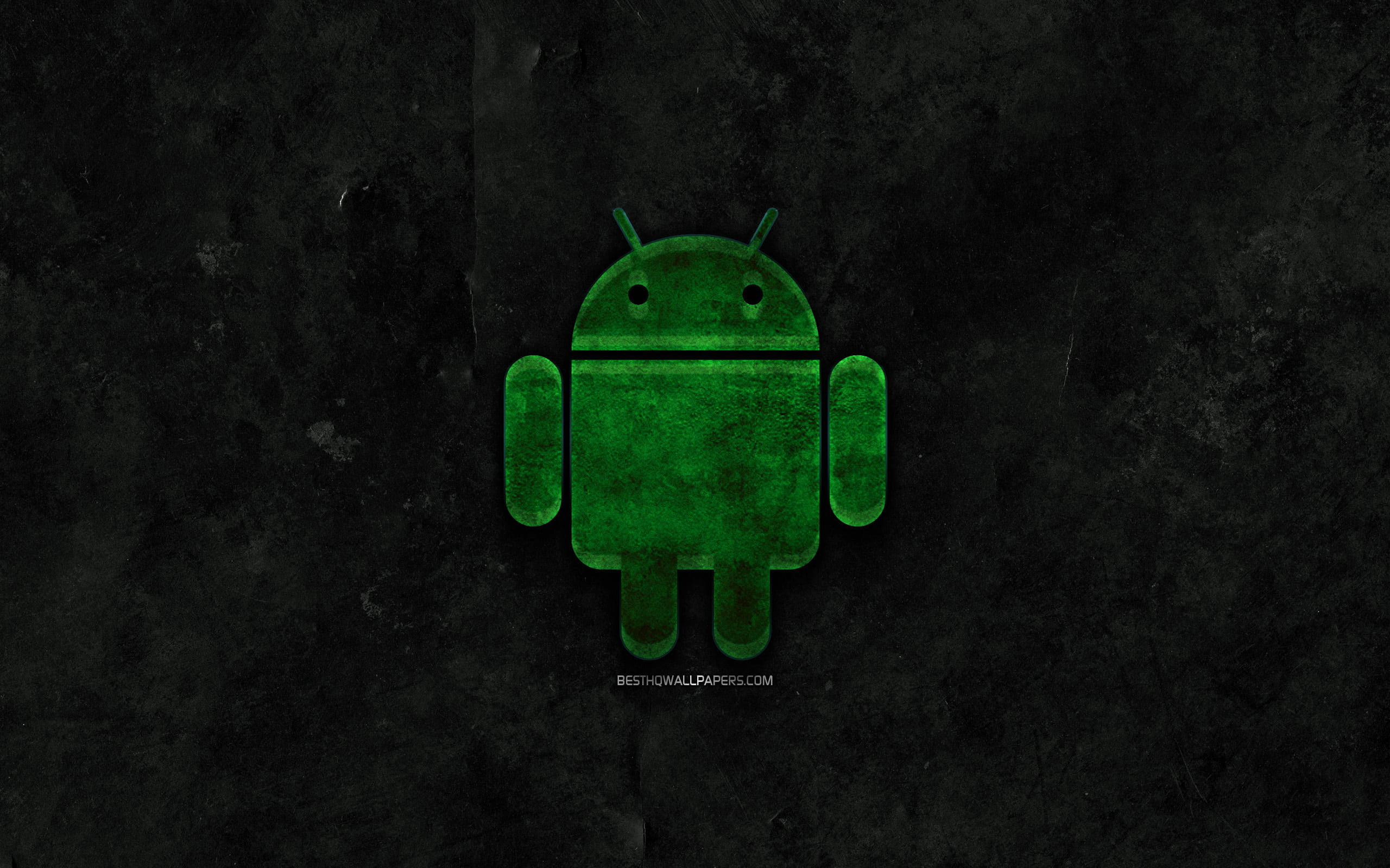 Android Desktop 桌布 壁紙 — 一個發光的綠色Android機器人站在中央，背景是帶有細微刮痕和污垢的深色紋理牆壁。