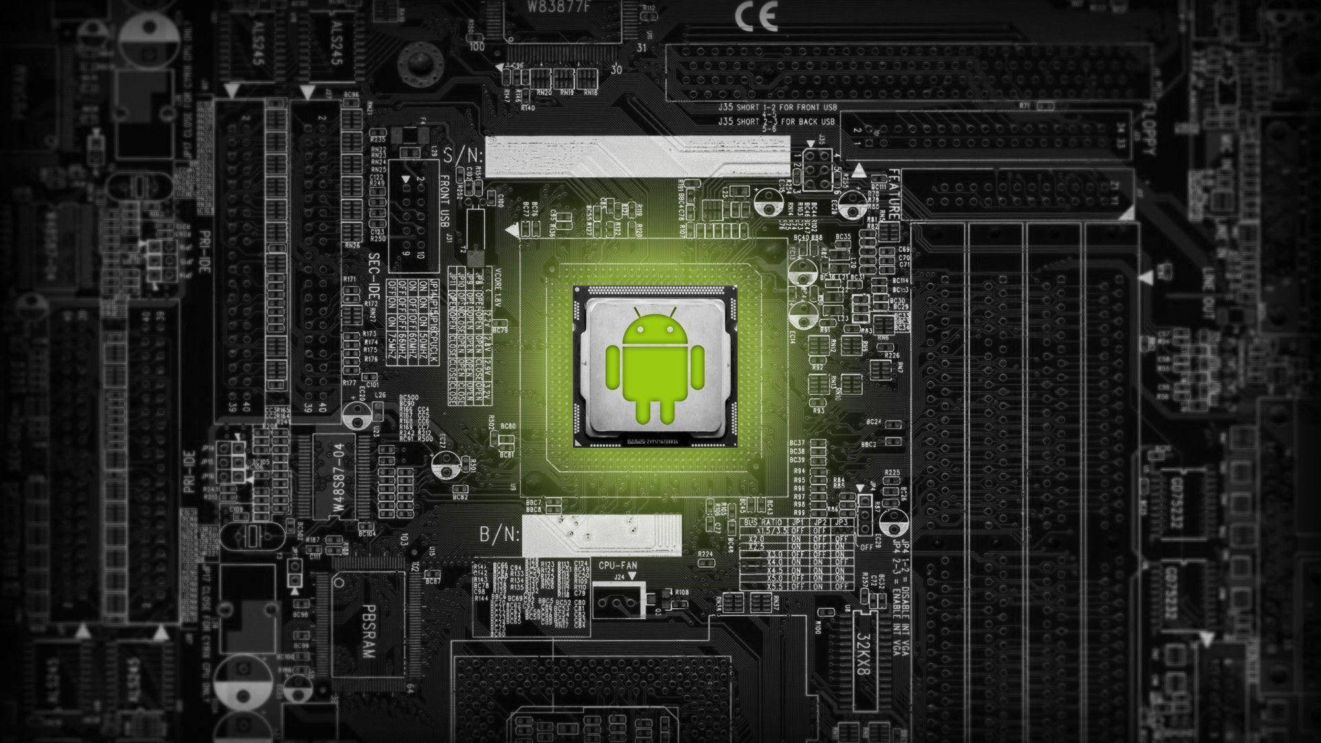 Motherboard 桌布 壁紙 — 一個發光的綠色Android機器人圖示，置中於一塊細節豐富的黑色電路板上，帶有複雜的電子元件。
