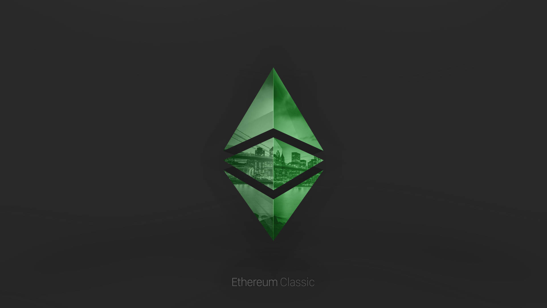 以太坊 桌布 壁紙 — 一個發光的綠色Ethereum Classic標誌，居中在深色背景上，內部有城市景觀倒影。