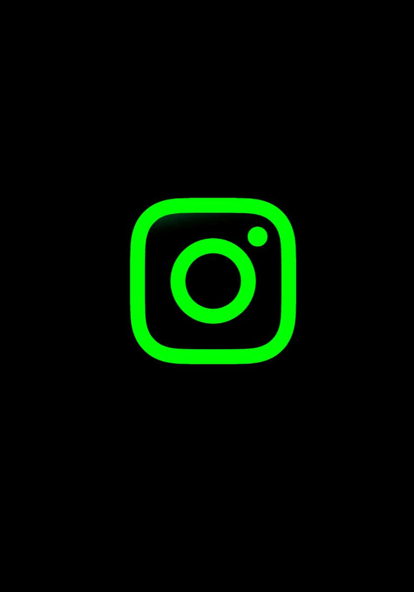 Instagram 桌布 壁紙 — 一個發光的綠色Instagram標誌，居中放置在純黑色背景上，帶有微妙的漸變高光。