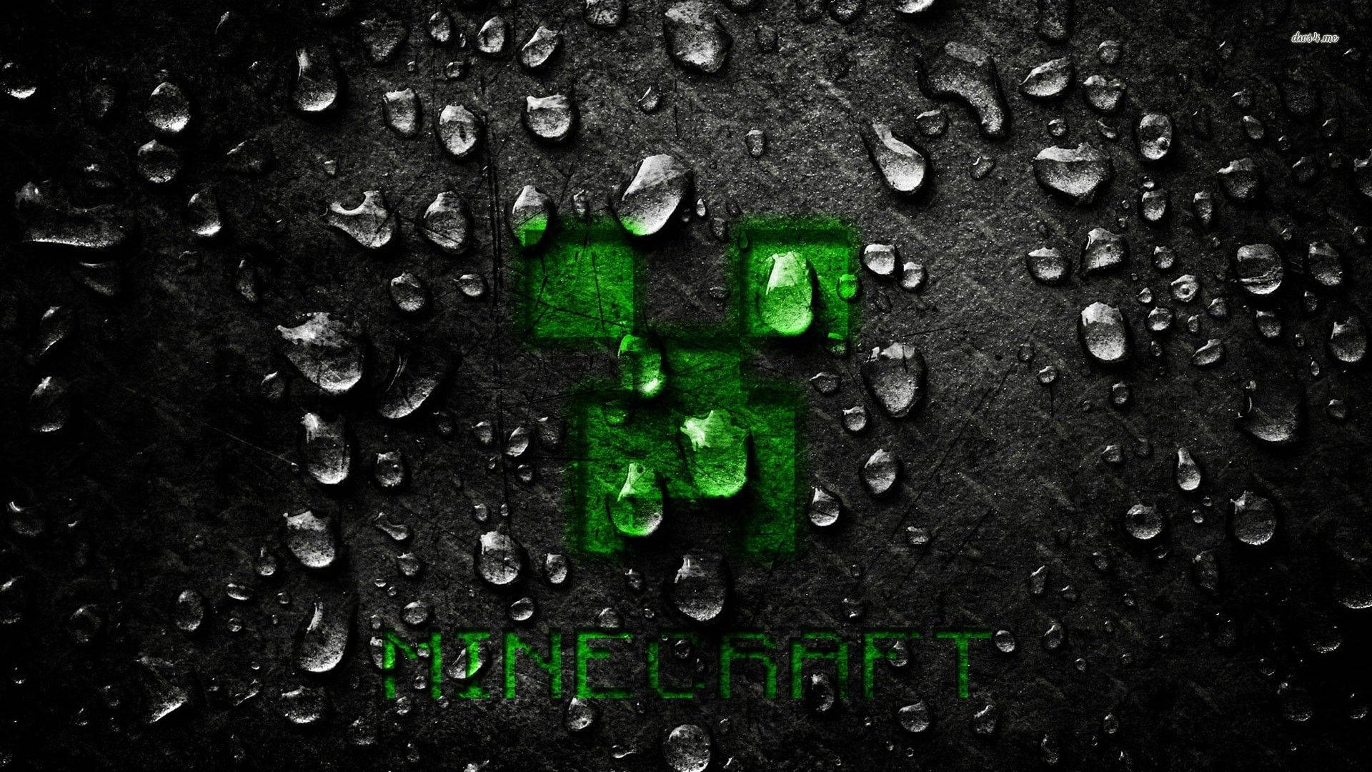 Creeper 桌布 壁紙 — 一個發光的綠色Minecraft苦力怕標誌透過雨滴在深色紋理表面上浮現，下方有遊戲標題。