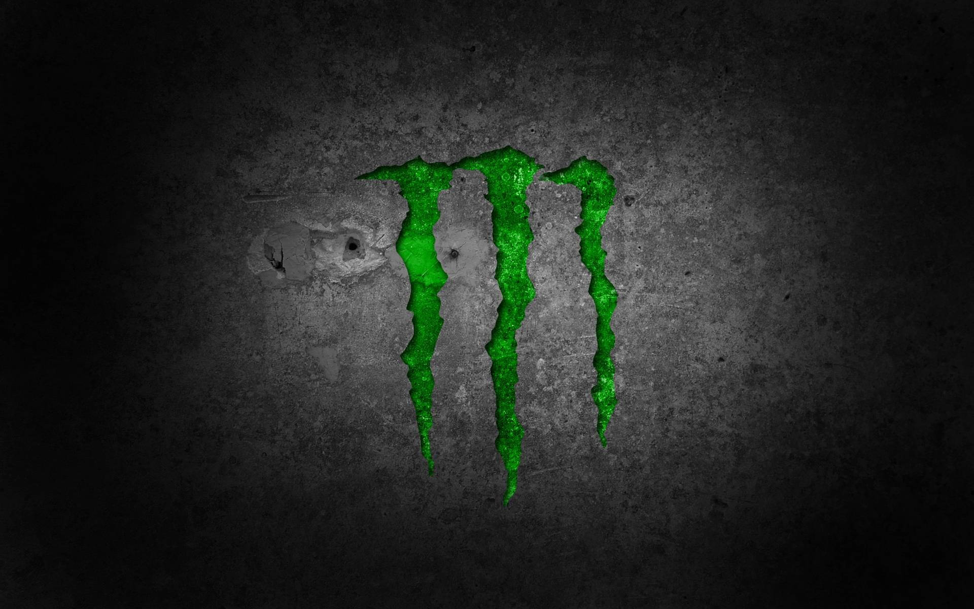 Monster Energy 桌布 壁紙 — 一個發光的綠色Monster Energy標誌蝕刻在粗糙的深色混凝土牆上，帶有戲劇性的燈光效果。