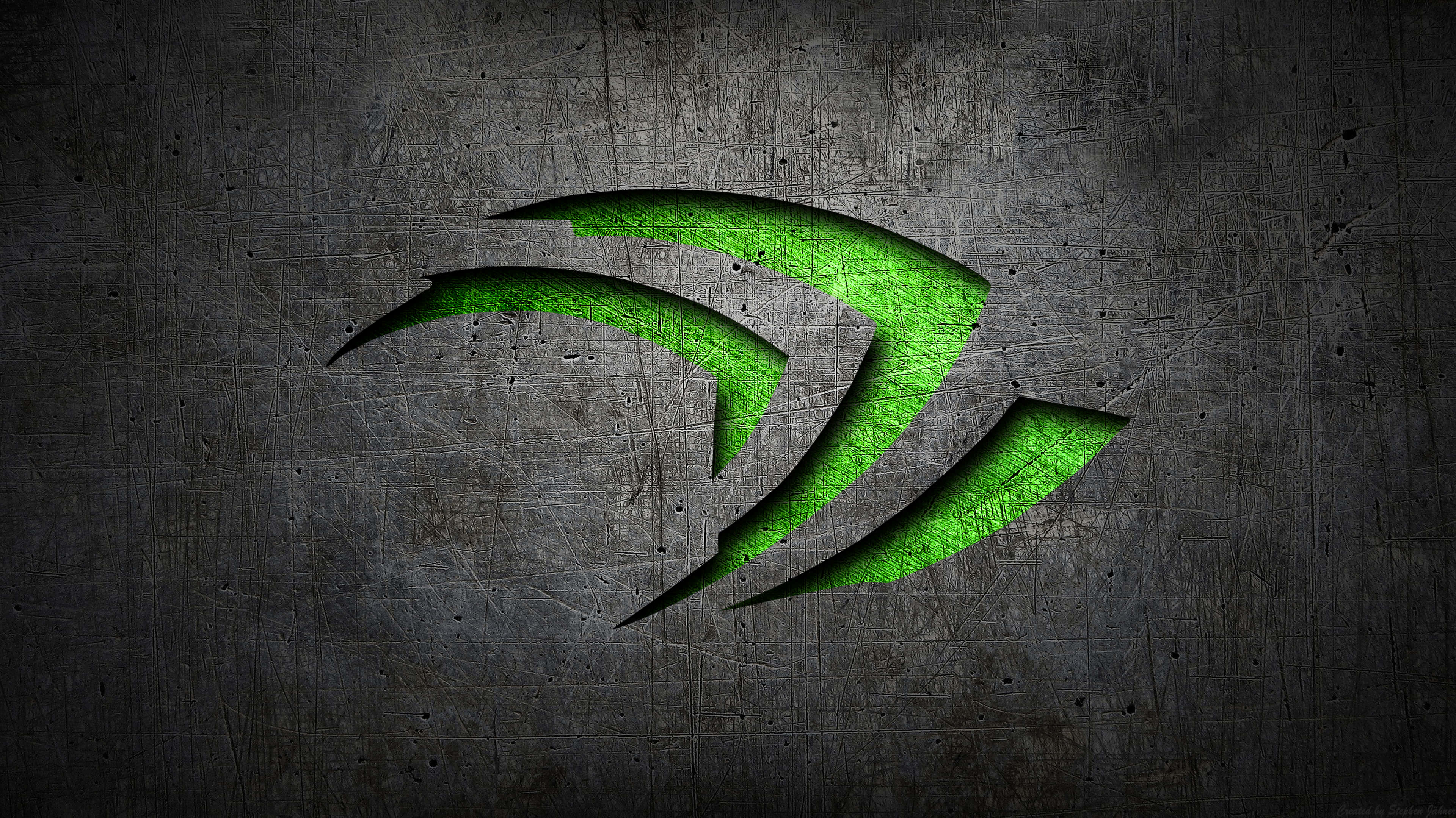 Nvidia 4K UHD 桌布 壁紙 — 一個發光的綠色NVIDIA標誌蝕刻在帶有刮痕的深色金屬表面上，並帶有戲劇性的燈光效果。