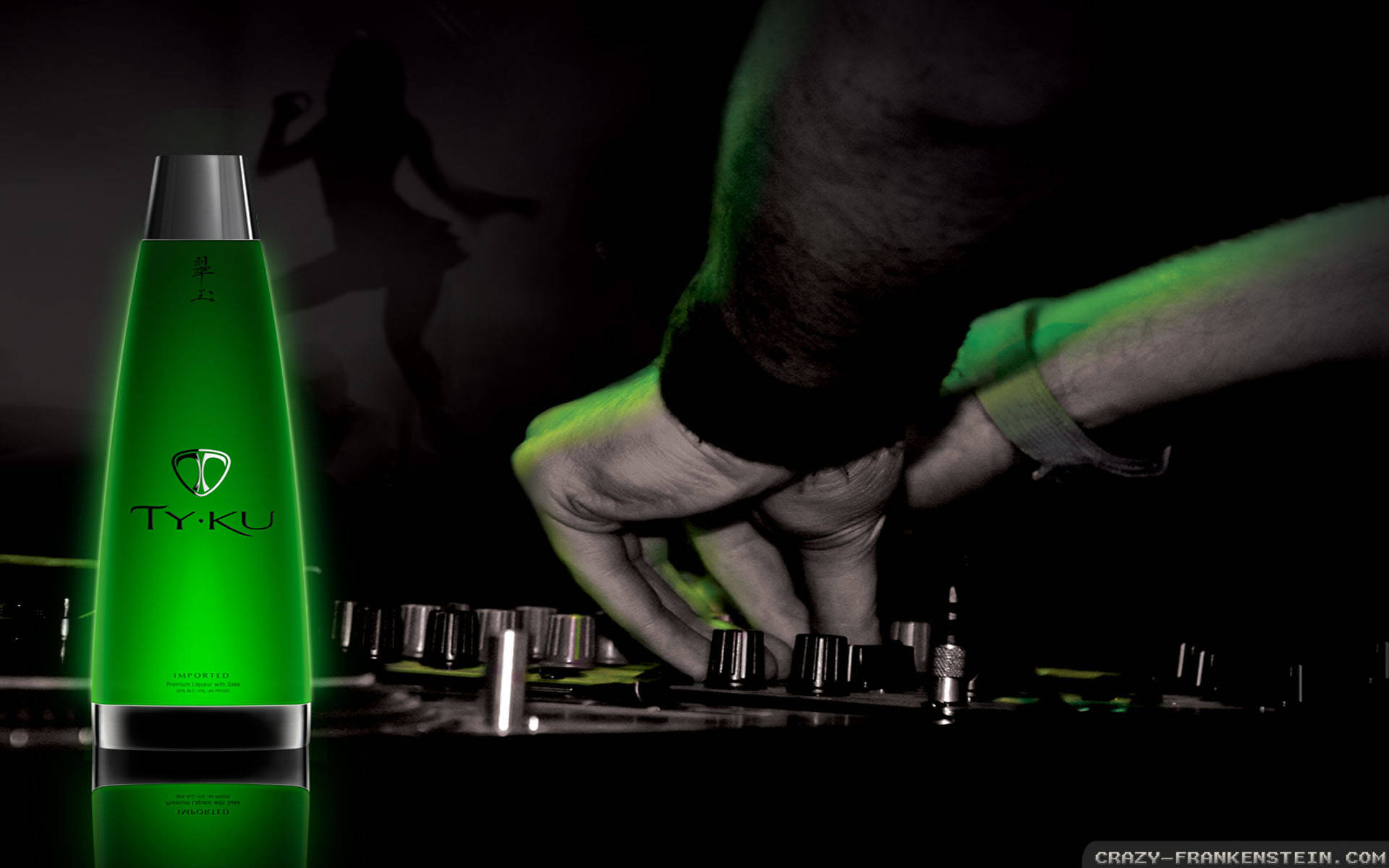 DJ 桌布 壁紙 — 一個發光的綠色TY-KU品牌熔岩燈放在DJ的手旁邊，在霓虹燈下調整旋鈕。