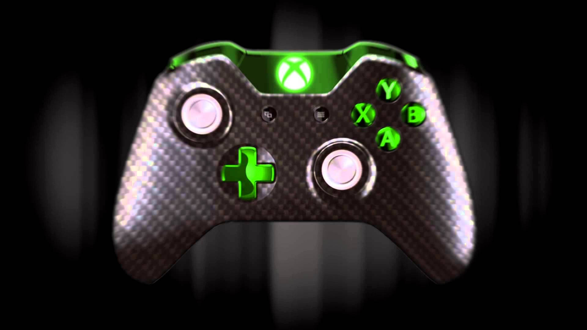 Xbox 桌布 壁紙 — 一個發光的綠色Xbox控制器，帶有碳纖維紋理，置於深色模糊背景中央。