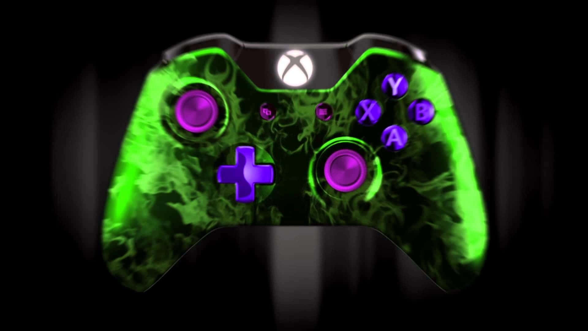 桌布 壁紙 — 一個發光的綠色Xbox控制器，帶有紫色按鈕，在黑暗背景中閃耀。