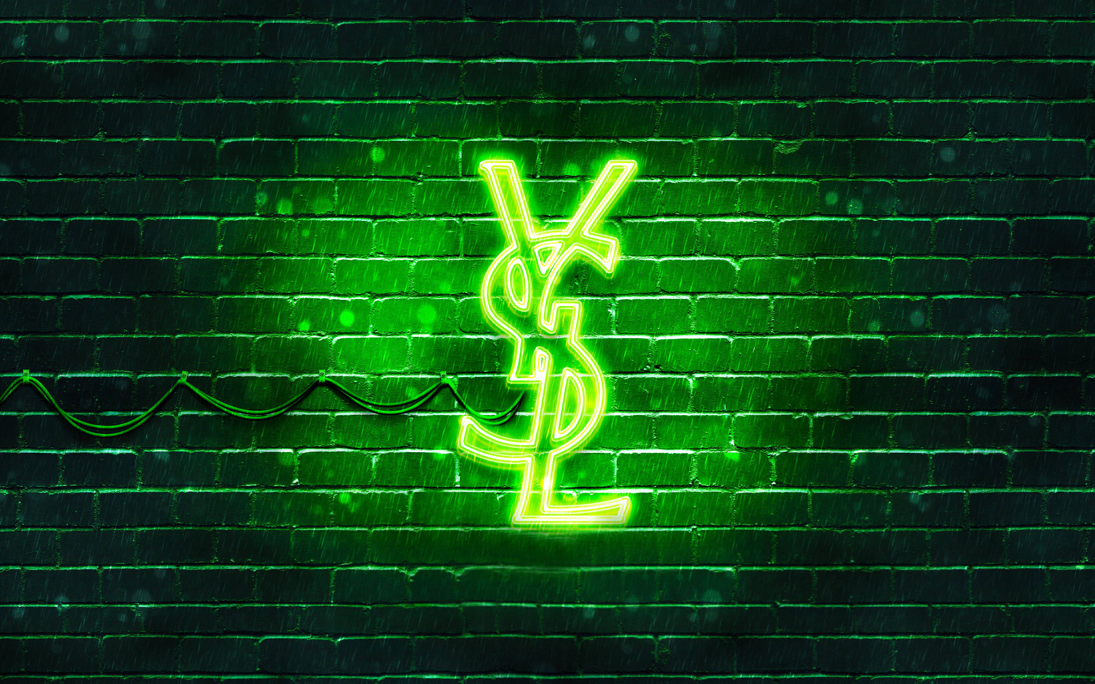 YSL 桌布 壁紙 — 一個發光的綠色YSL霓虹燈在夜雨中對著濕暗的磚牆閃爍。