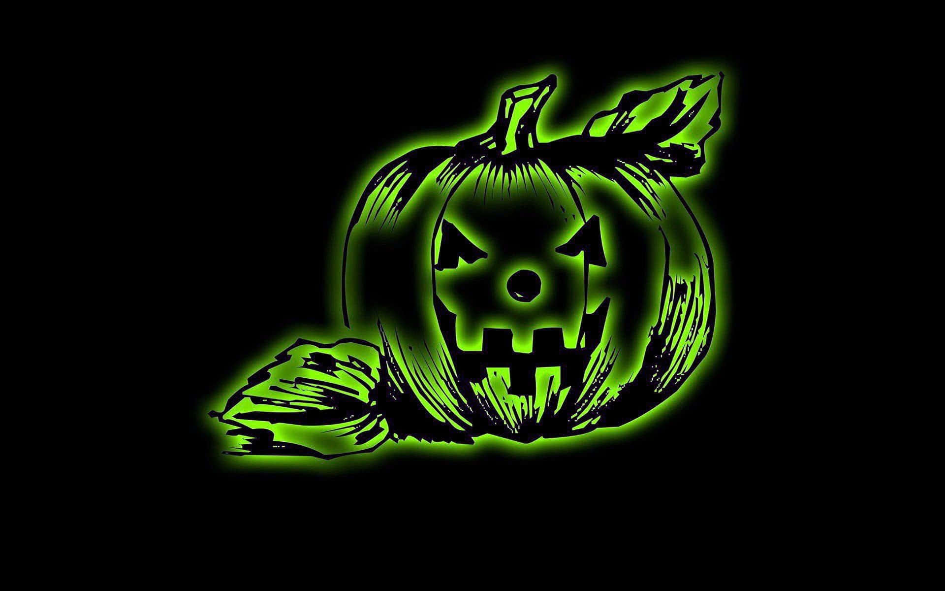 Scary Halloween Desktop 桌布 壁紙 — 一個發光的綠色傑克南瓜燈，帶有鋸齒狀牙齒和三角形眼睛，在黑色背景上閃耀。