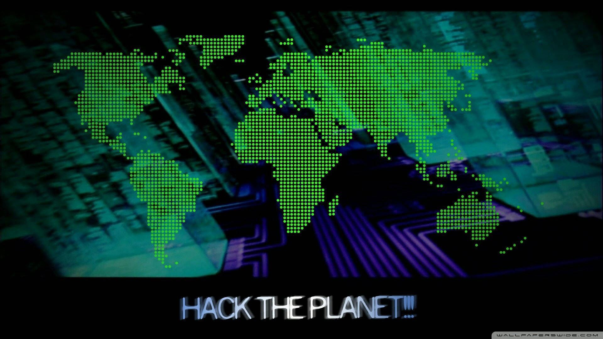 Hacker Full HD 桌布 壁紙 — 一個發光的綠色像素世界地圖漂浮在黑暗的電路板背景上，並有粗體文字寫著 hack the planet。