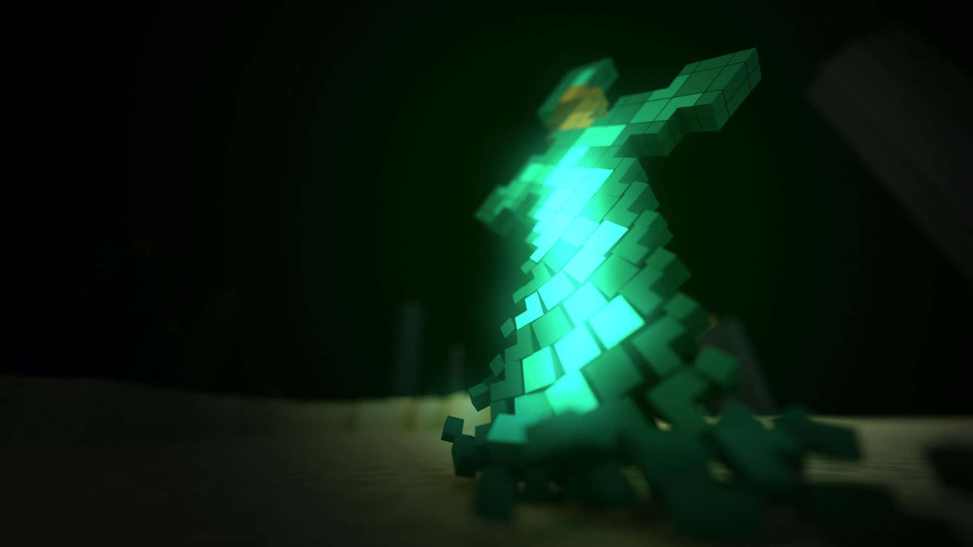 Minecraft Weapons 桌布 壁紙 — 一個發光的綠色像素化人物站在黑暗中，光芒從其形態中散發出來。