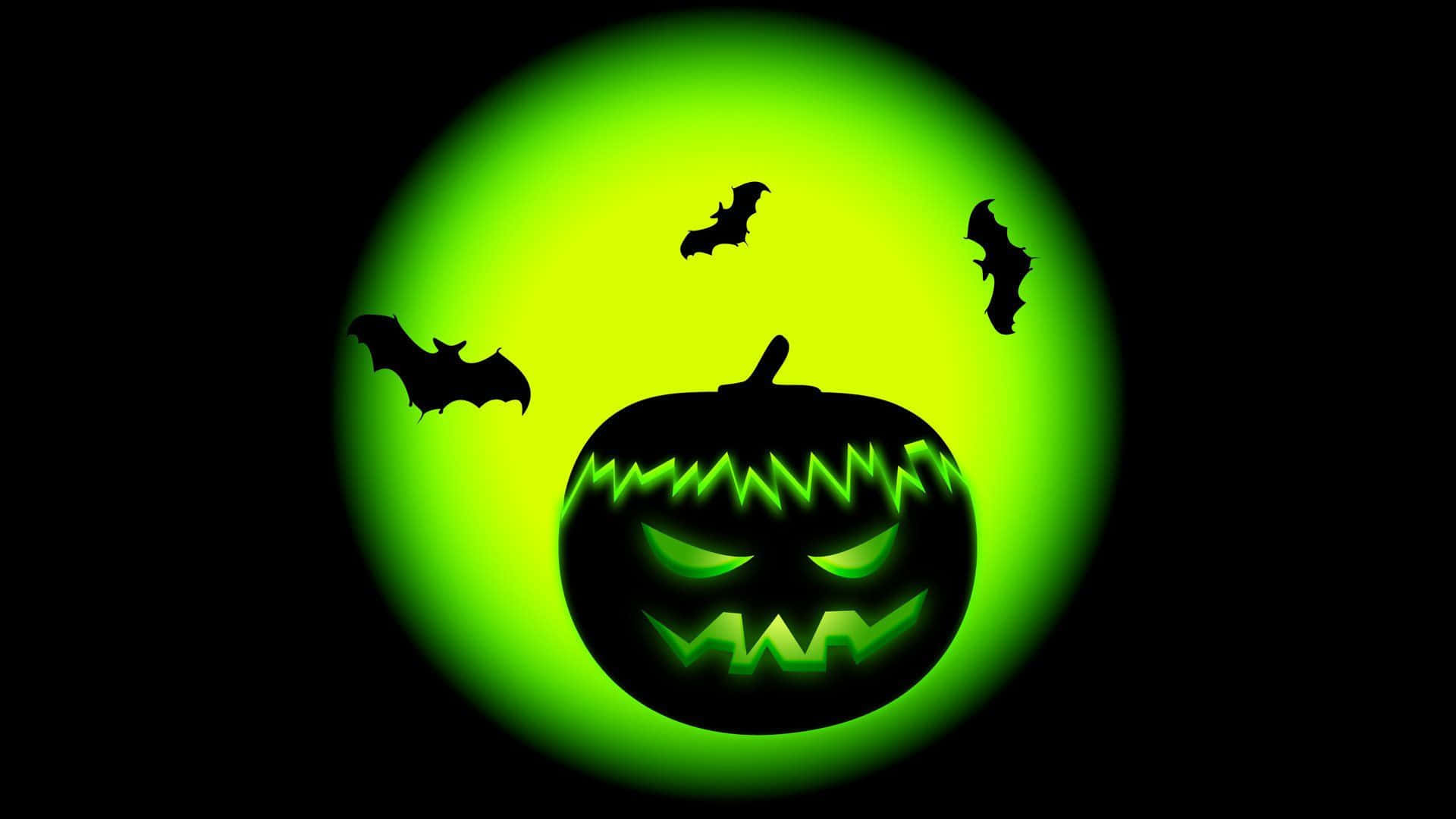 Neon Halloween 桌布 壁紙 — 一個發光的綠色南瓜燈，有鋸齒狀的牙齒和發光的眼睛，凝視著一輪明亮的綠色月亮，三隻蝙蝠在周圍飛翔。