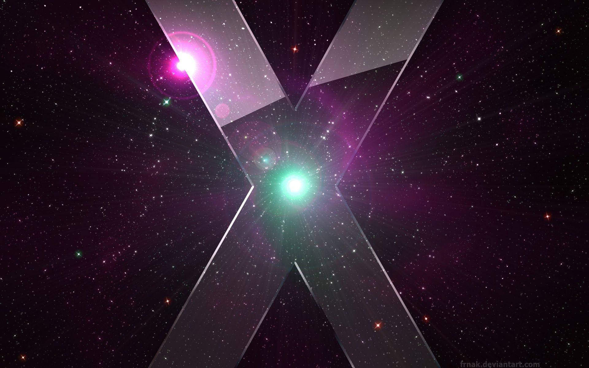 X 桌布 壁紙 — 一個發光的綠色和粉紅色宇宙X形結構在深紫色太空的星空中散發光芒。