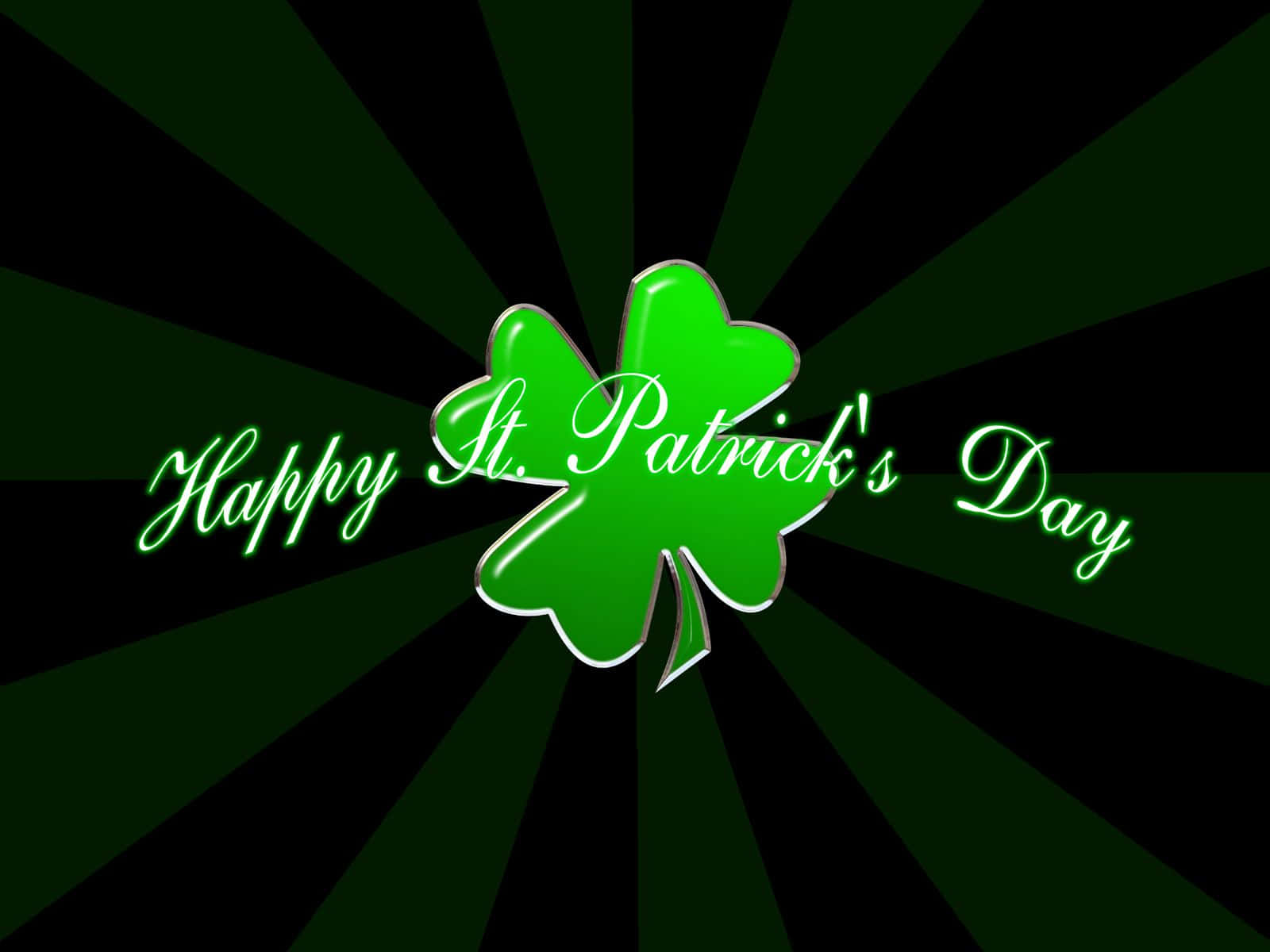 St Patrick's Day 桌布 壁紙 — 一個發光的綠色四葉草，帶有 'Happy St. Patrick's Day' 文字，在深綠色放射狀背景上閃耀。