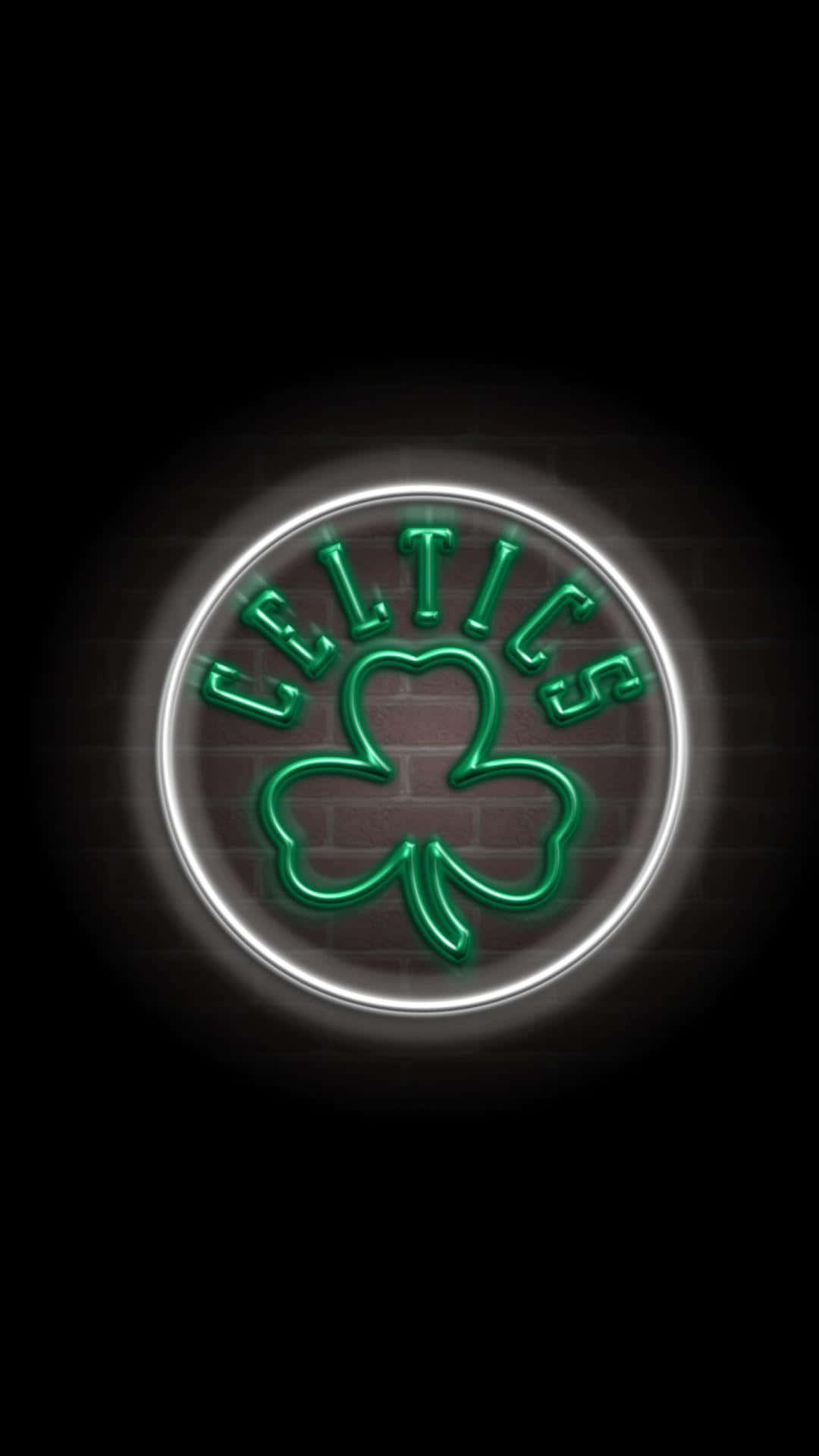 Celtic Irish 桌布 壁紙 — 一個發光的綠色塞爾提克隊霓虹標誌，帶有三葉草，在深色磚牆上明亮地閃耀。