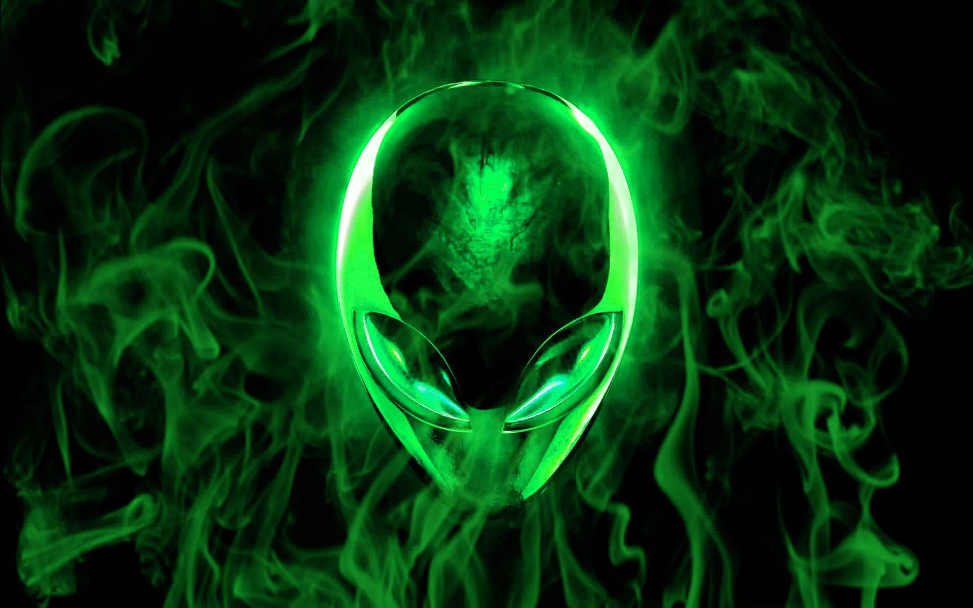 Green Fire 桌布 壁紙 — 一個發光的綠色外星人頭從黑色背景上的旋轉煙霧中浮現。