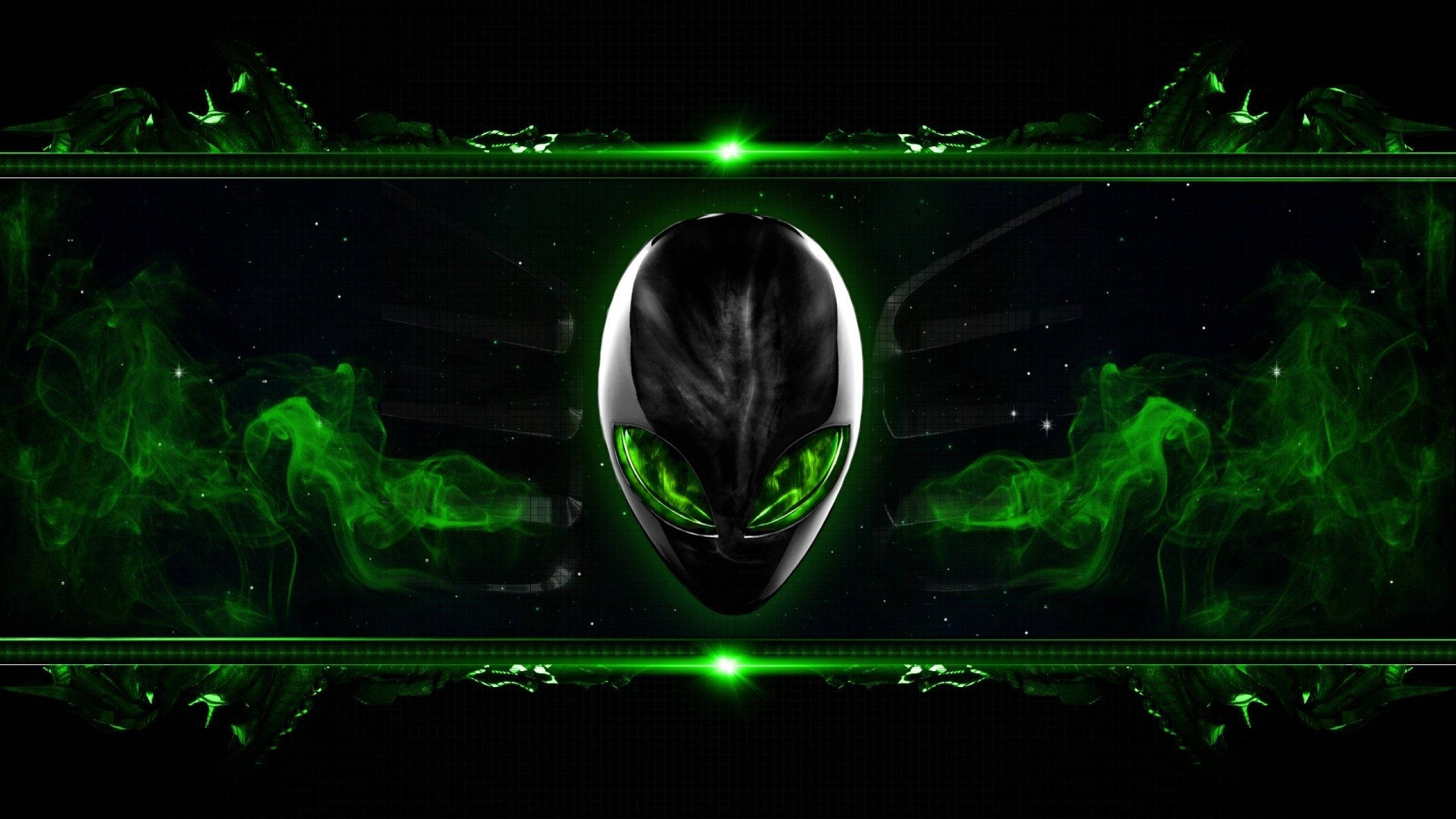 Alienware 桌布 壁紙 — 一個發光的綠色外星人頭部，帶有反光眼睛，位於旋轉的霓虹綠色煙霧之間，背景是星光點點的黑色。