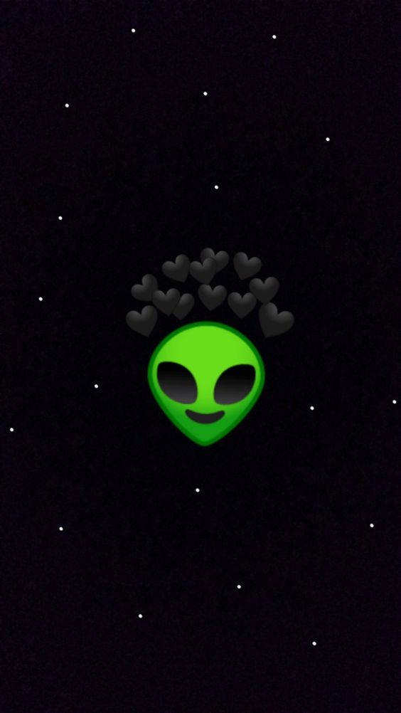 Cool Alien 桌布 壁紙 — 一個發光的綠色外星人頭部，帶有心形頭髮，漂浮在星空夜空上。