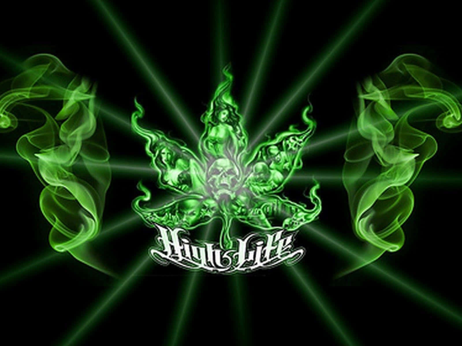 Pot Leaf 桌布 壁紙 — 一個發光的綠色大麻葉，帶有骷髏和面孔，在黑色背景上散發光芒，伴隨著旋轉的煙霧。