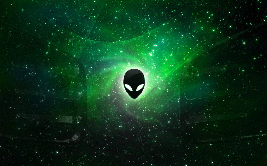 alienware logo 桌布 壁紙 — 一個發光的綠色宇宙漩渦，中心有一個黑色外星人頭標誌，周圍環繞著星星。